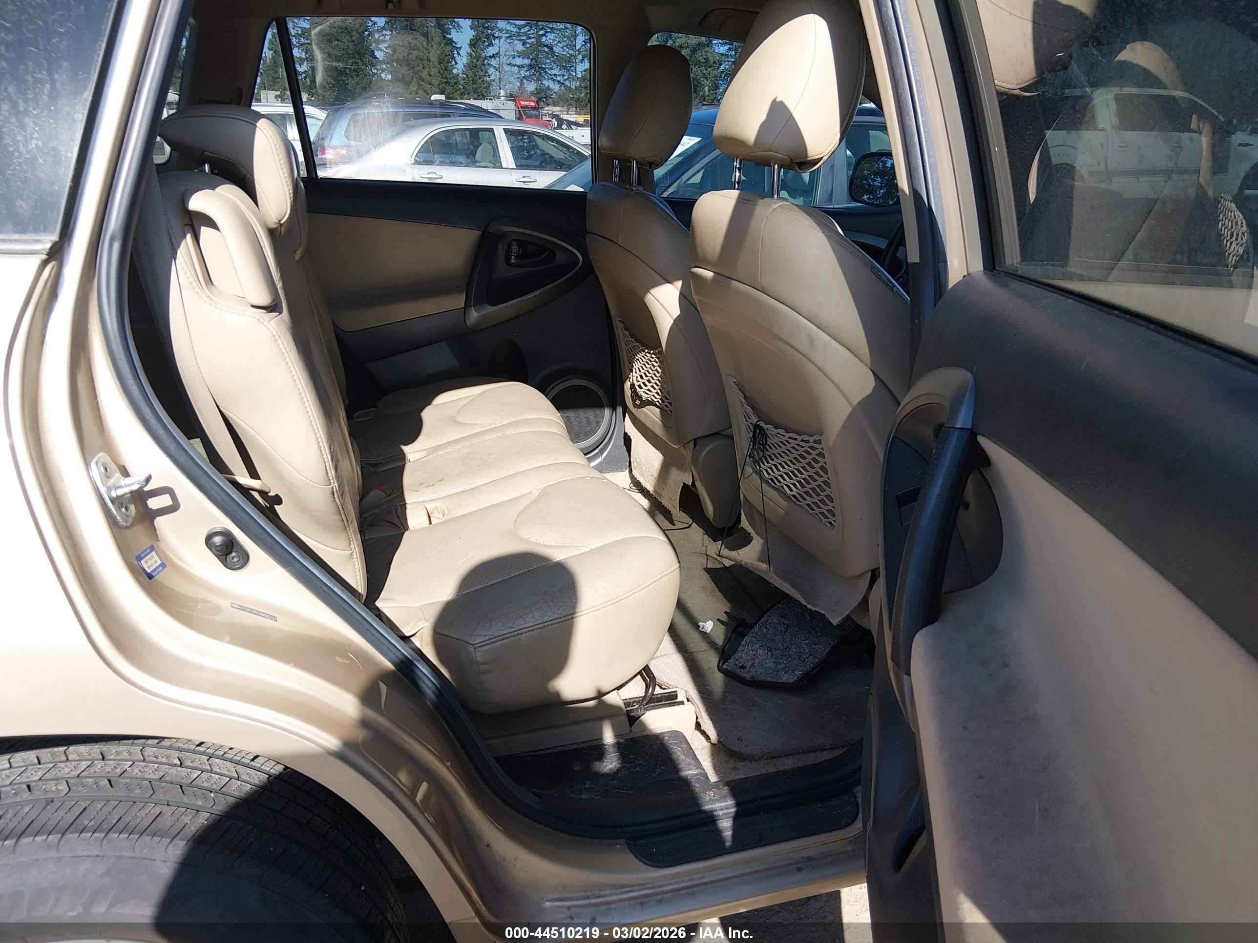 TOYOTA RAV4 image 8