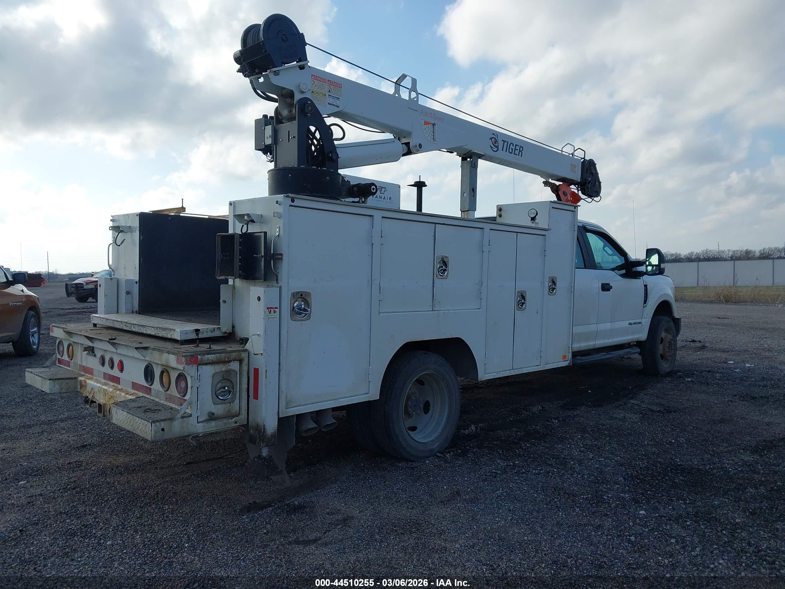 FORD F-550 image 4
