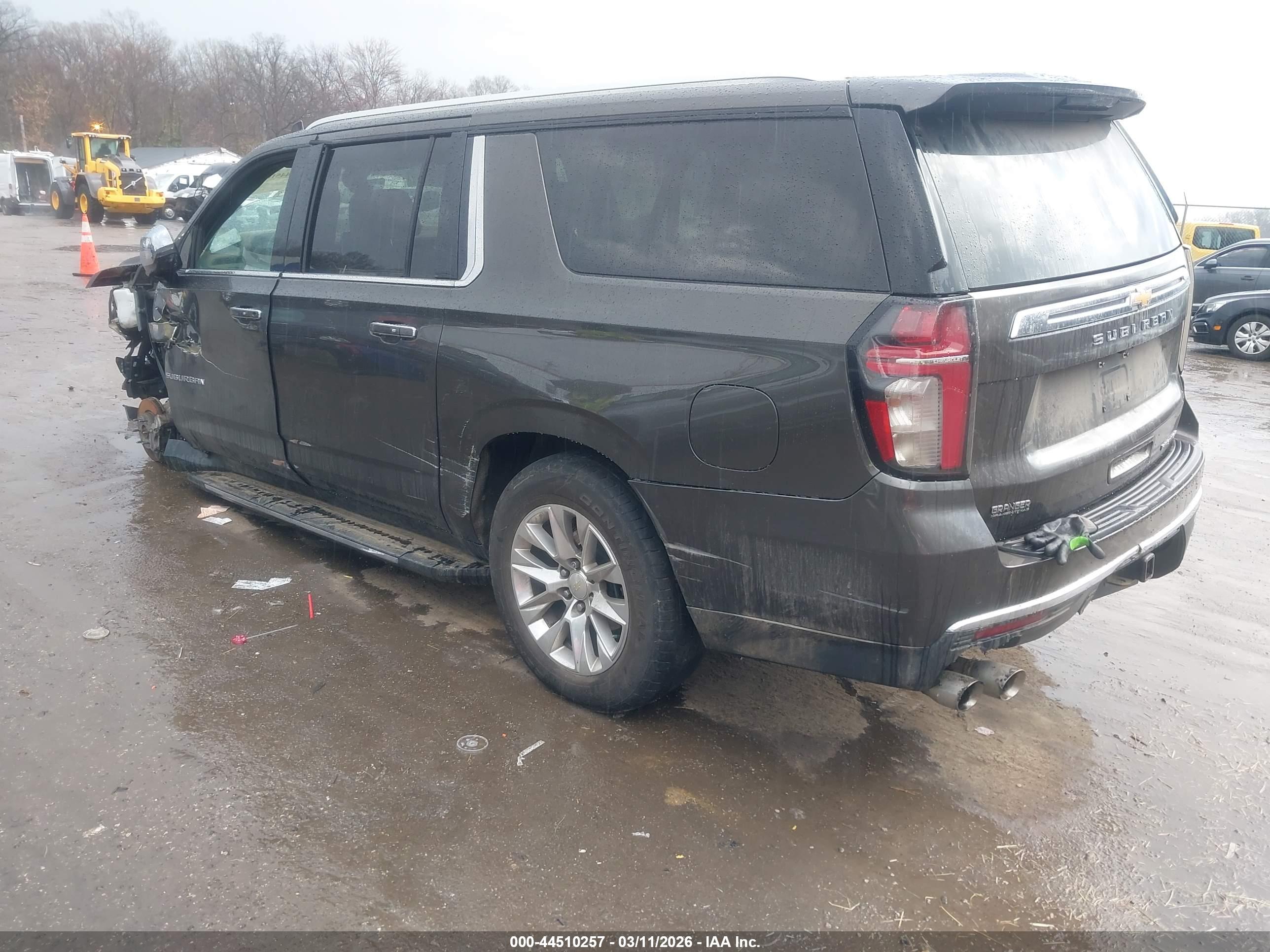 CHEVROLET SUBURBAN image 3