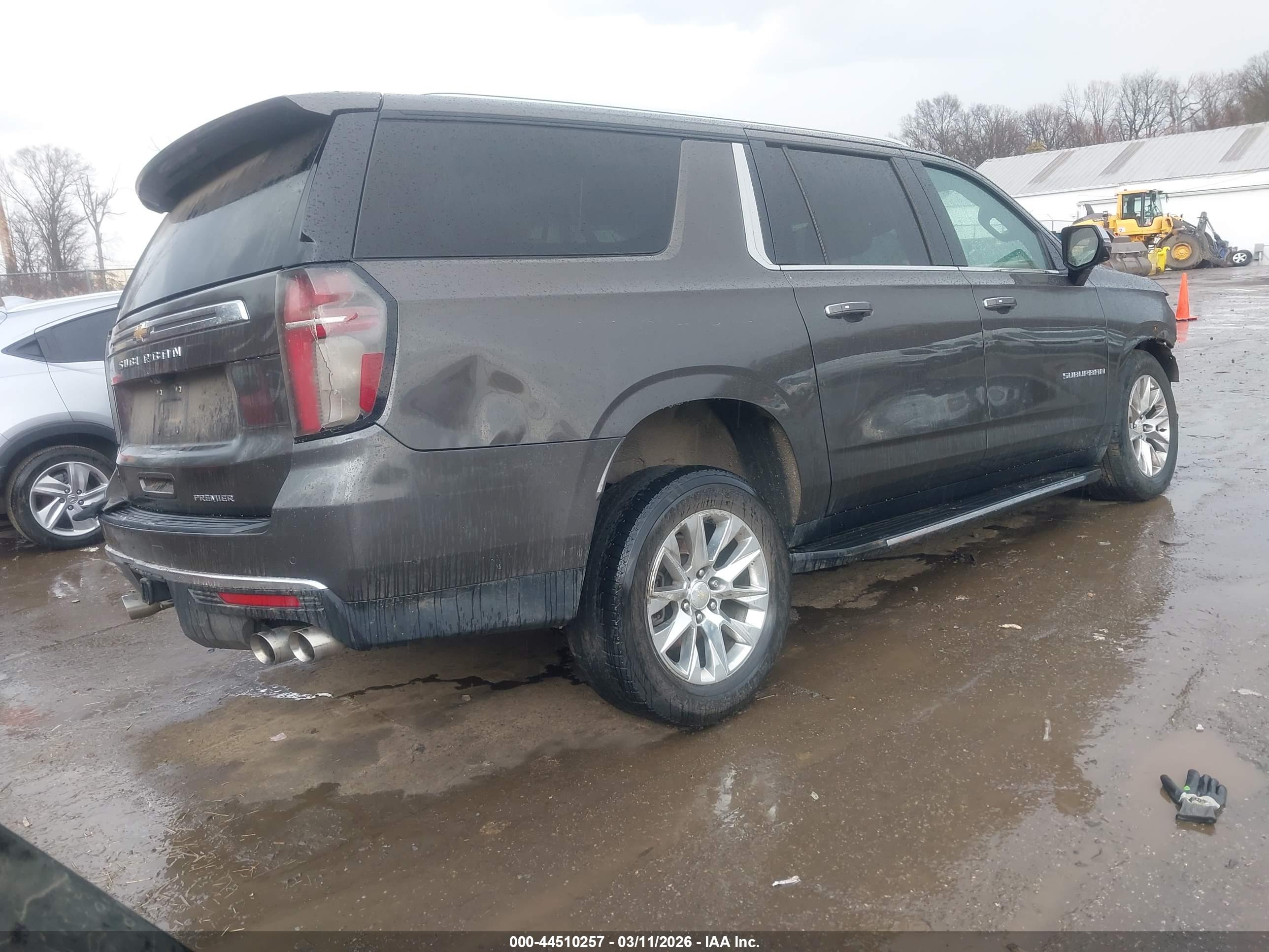 CHEVROLET SUBURBAN image 4