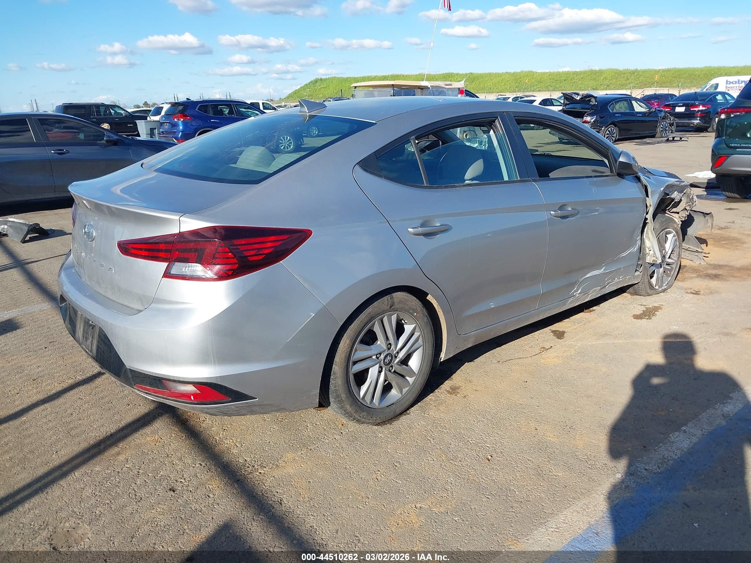 HYUNDAI ELANTRA image 4