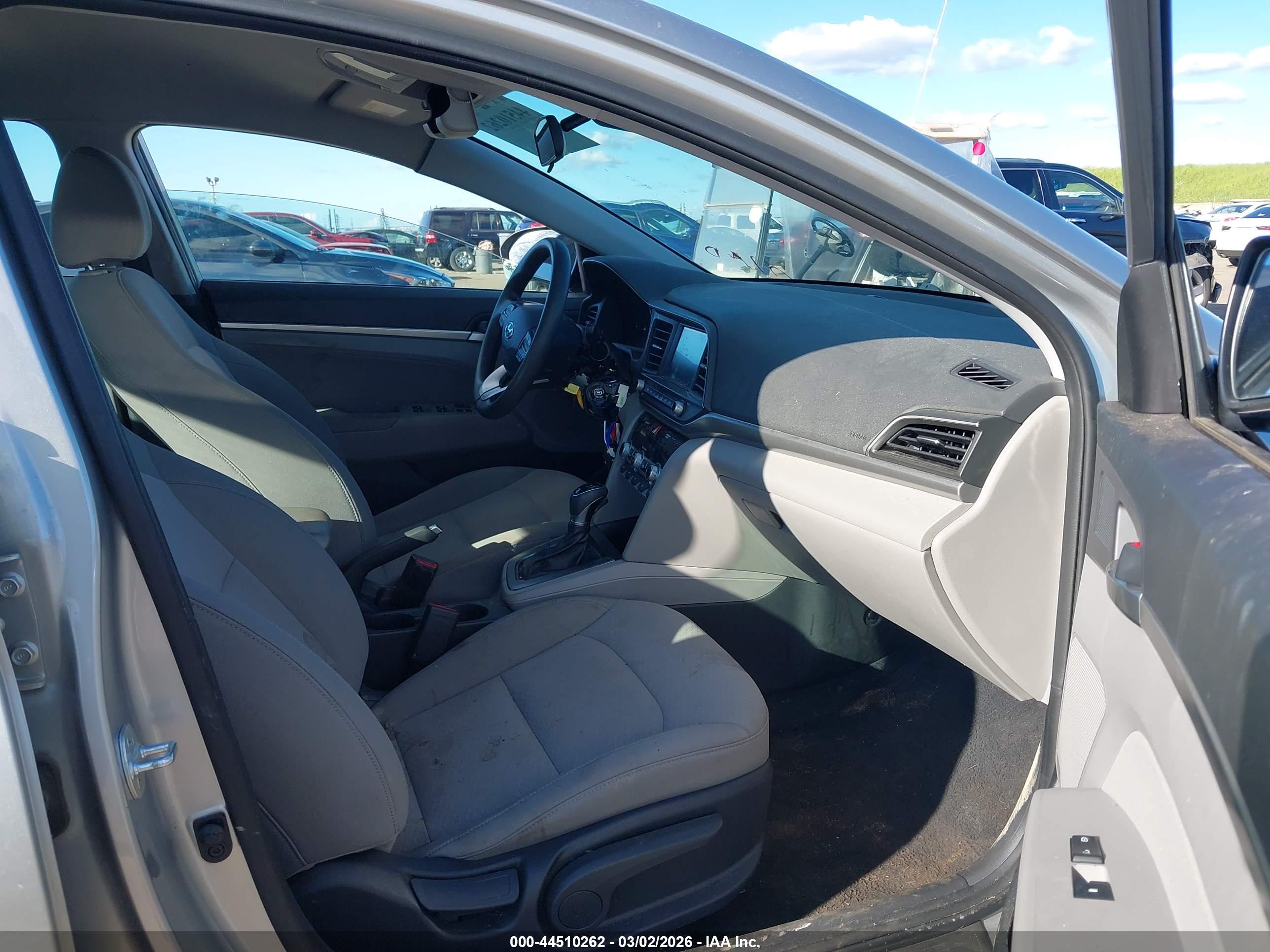 HYUNDAI ELANTRA image 5