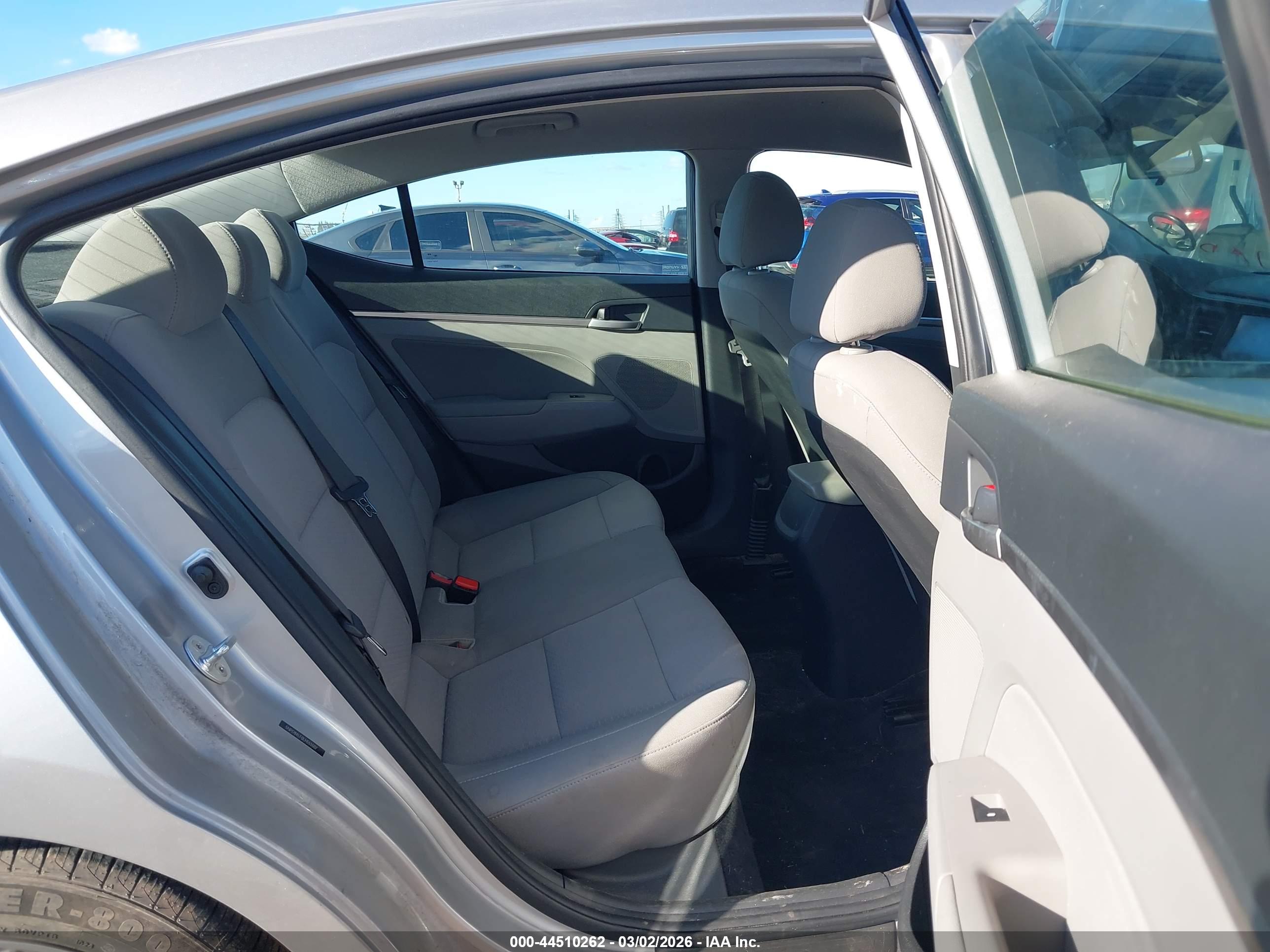 HYUNDAI ELANTRA image 8