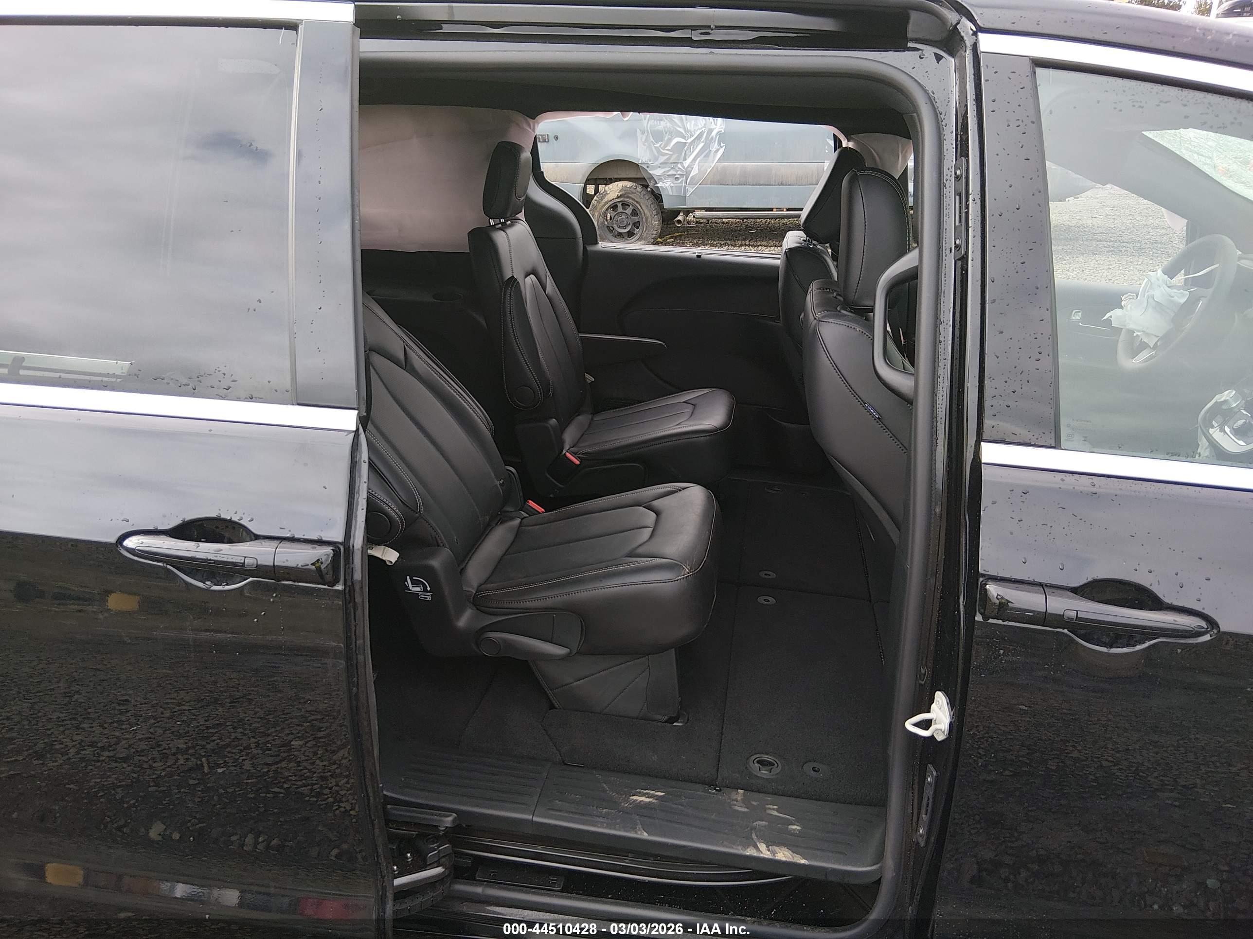 CHRYSLER PACIFICA image 8