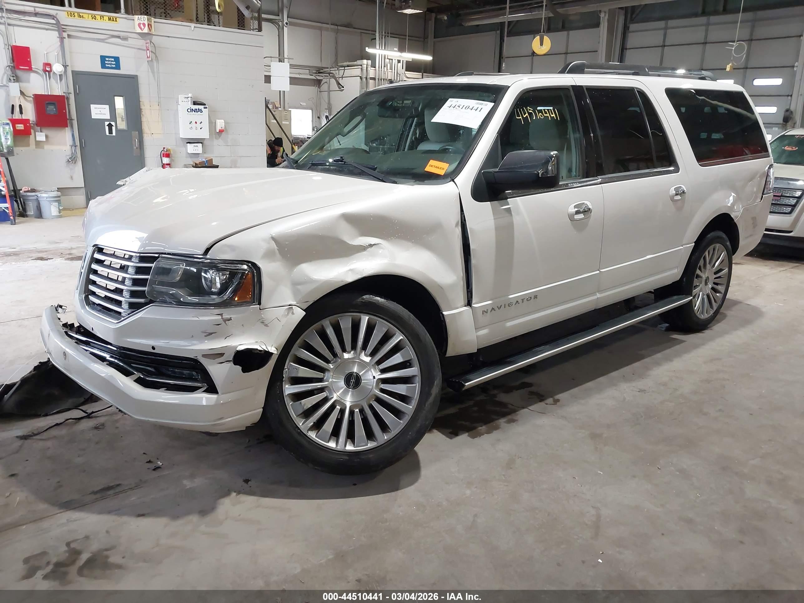 LINCOLN NAVIGATOR image 2