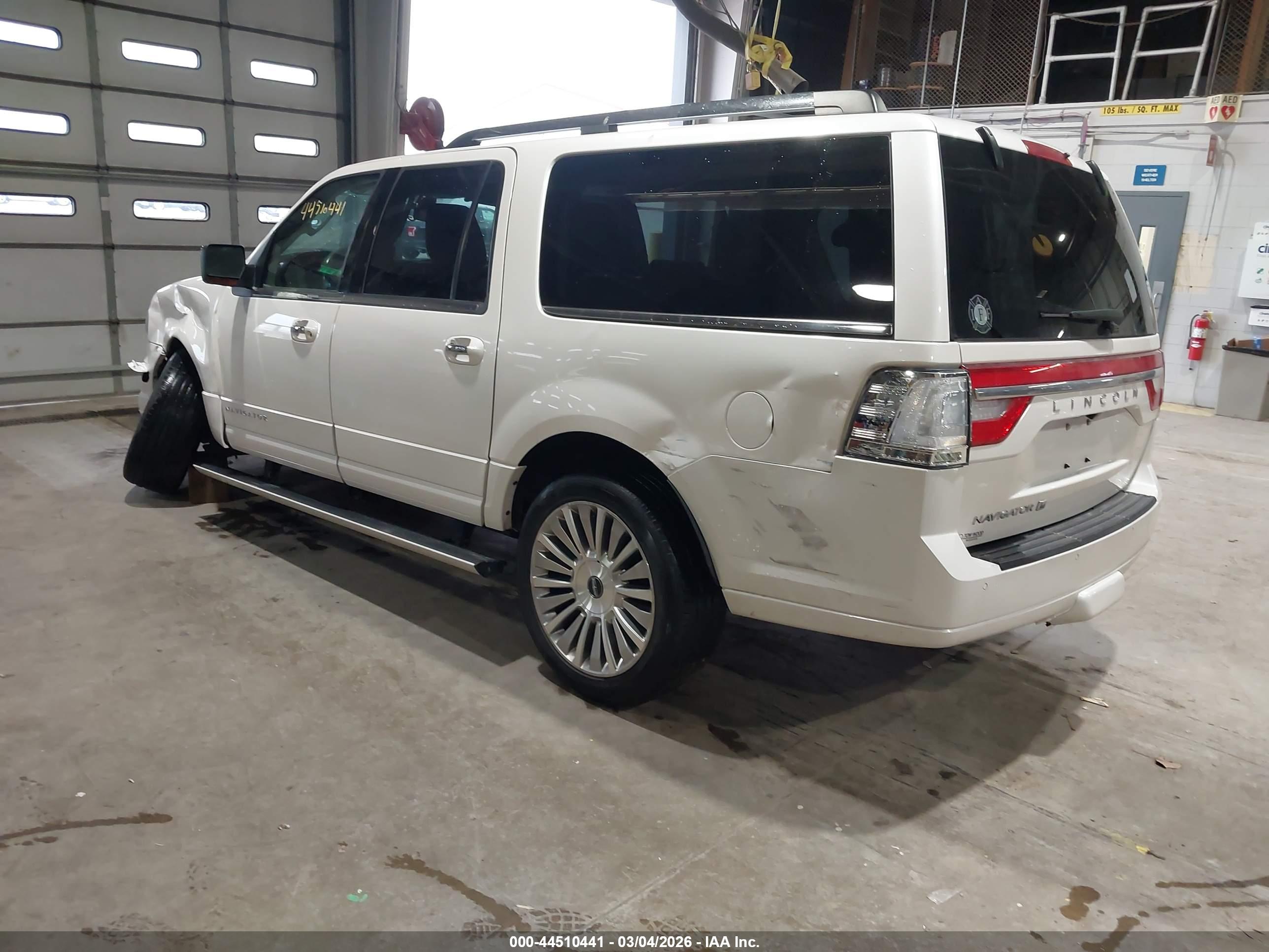 LINCOLN NAVIGATOR image 3