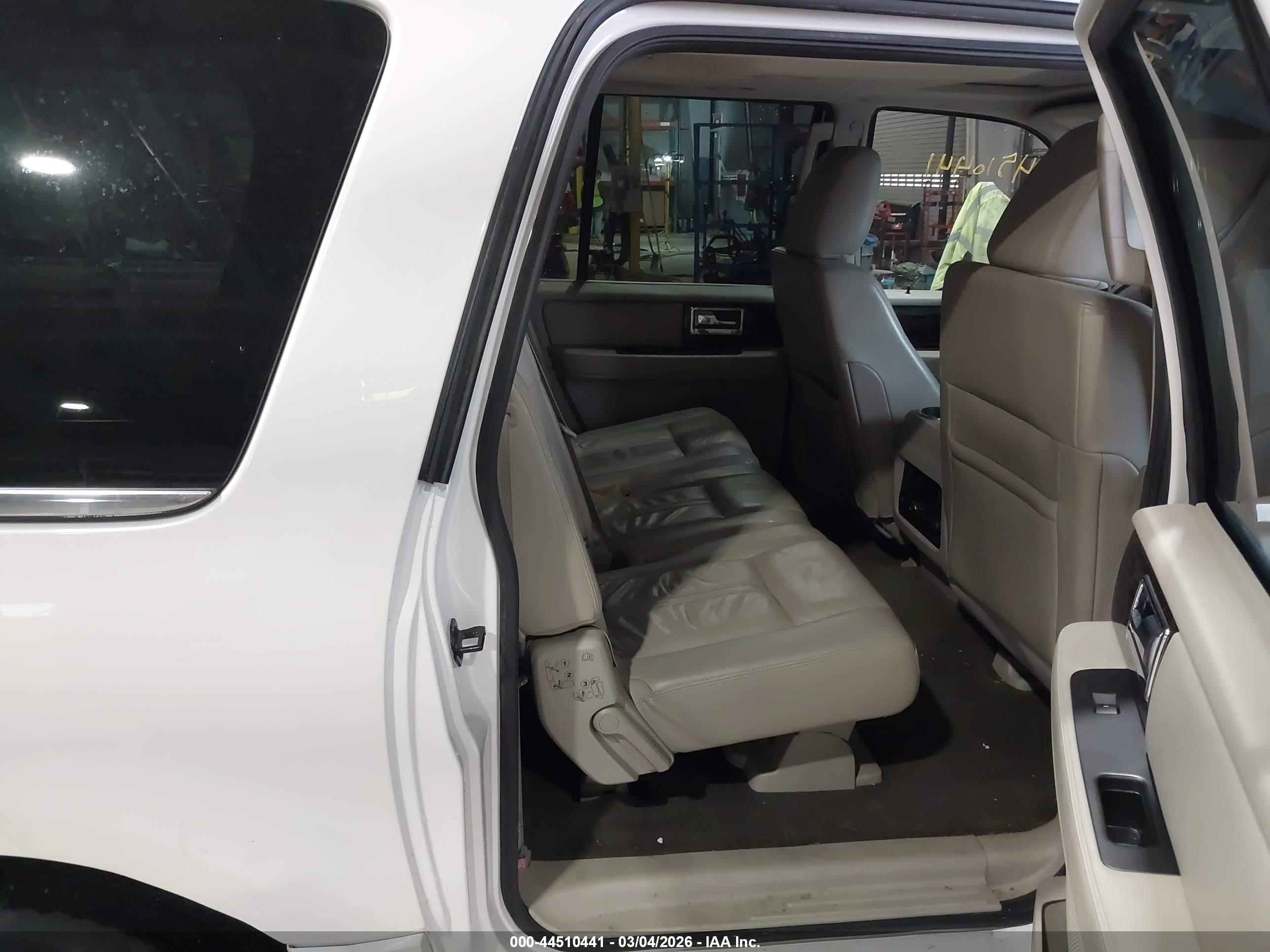 LINCOLN NAVIGATOR image 8