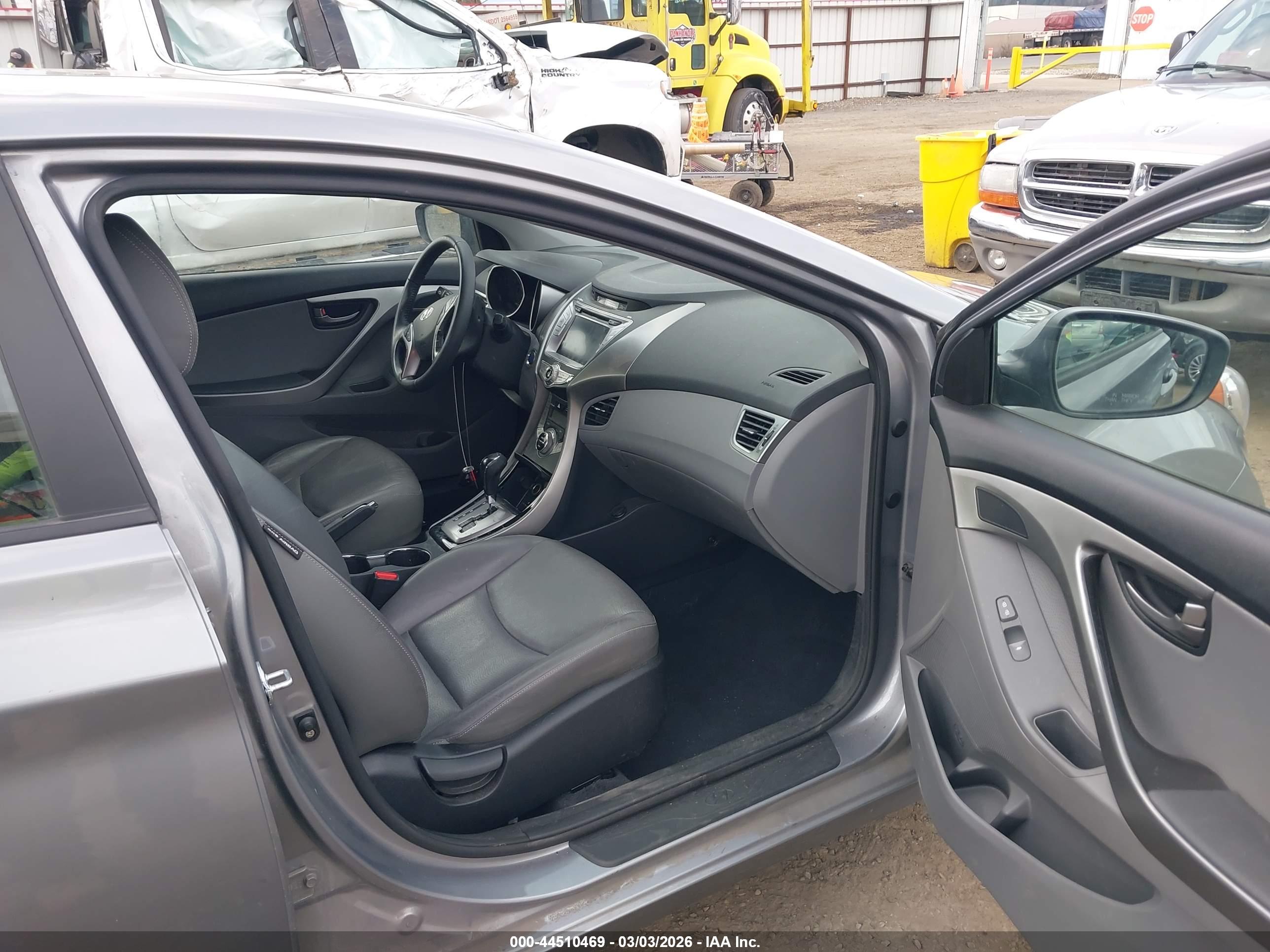 HYUNDAI ELANTRA image 5