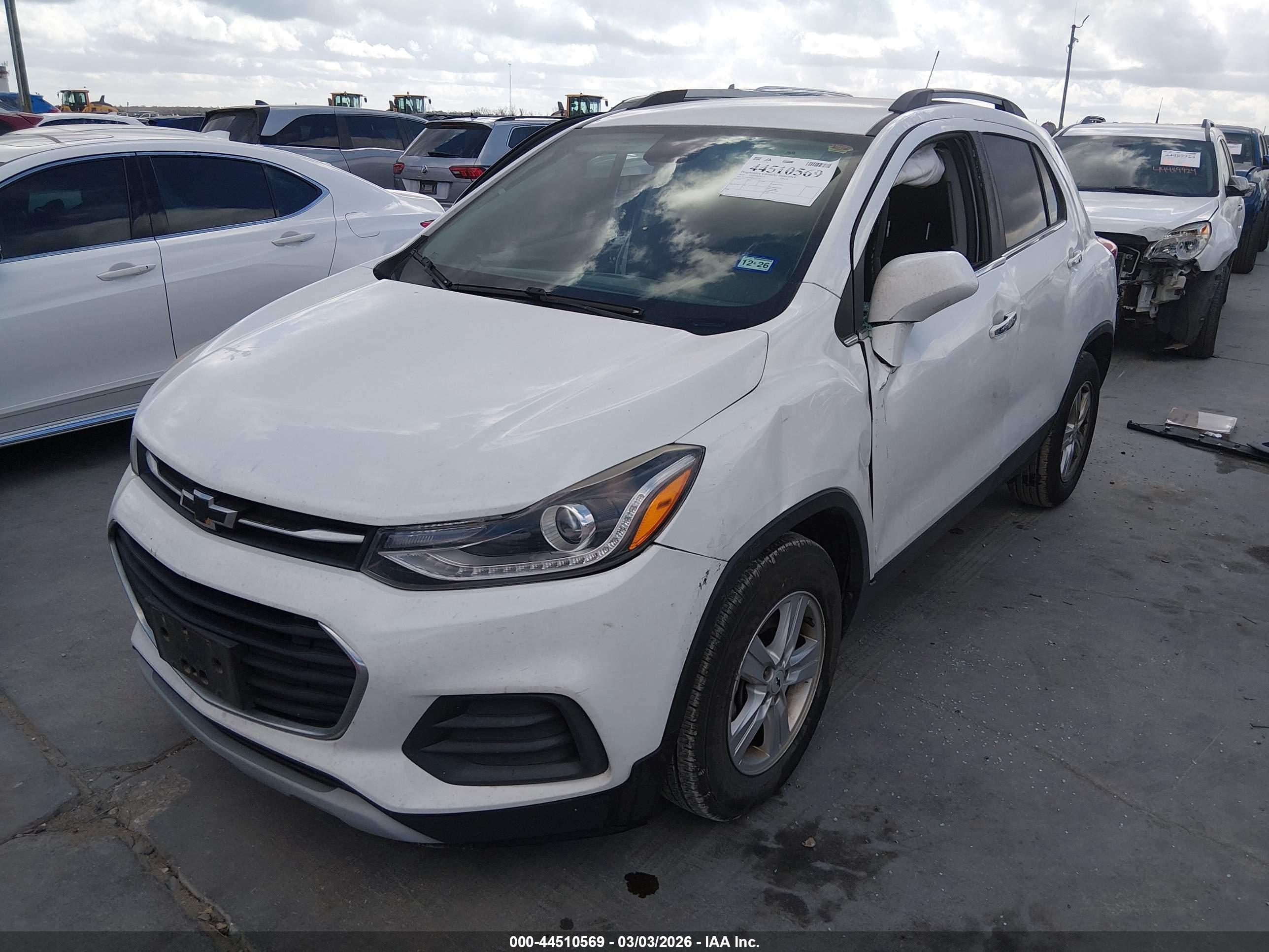 CHEVROLET TRAX image 2
