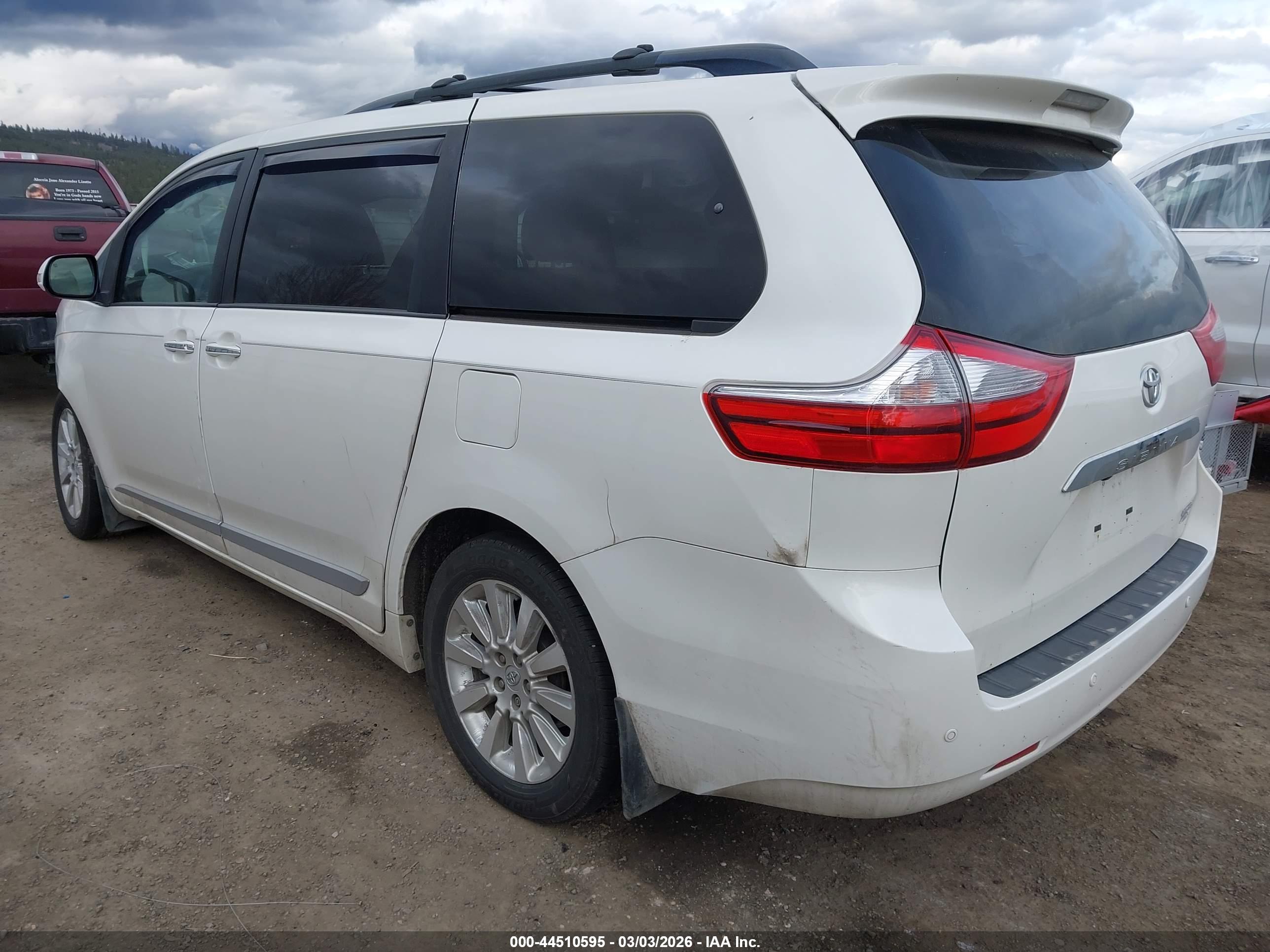 TOYOTA SIENNA image 3
