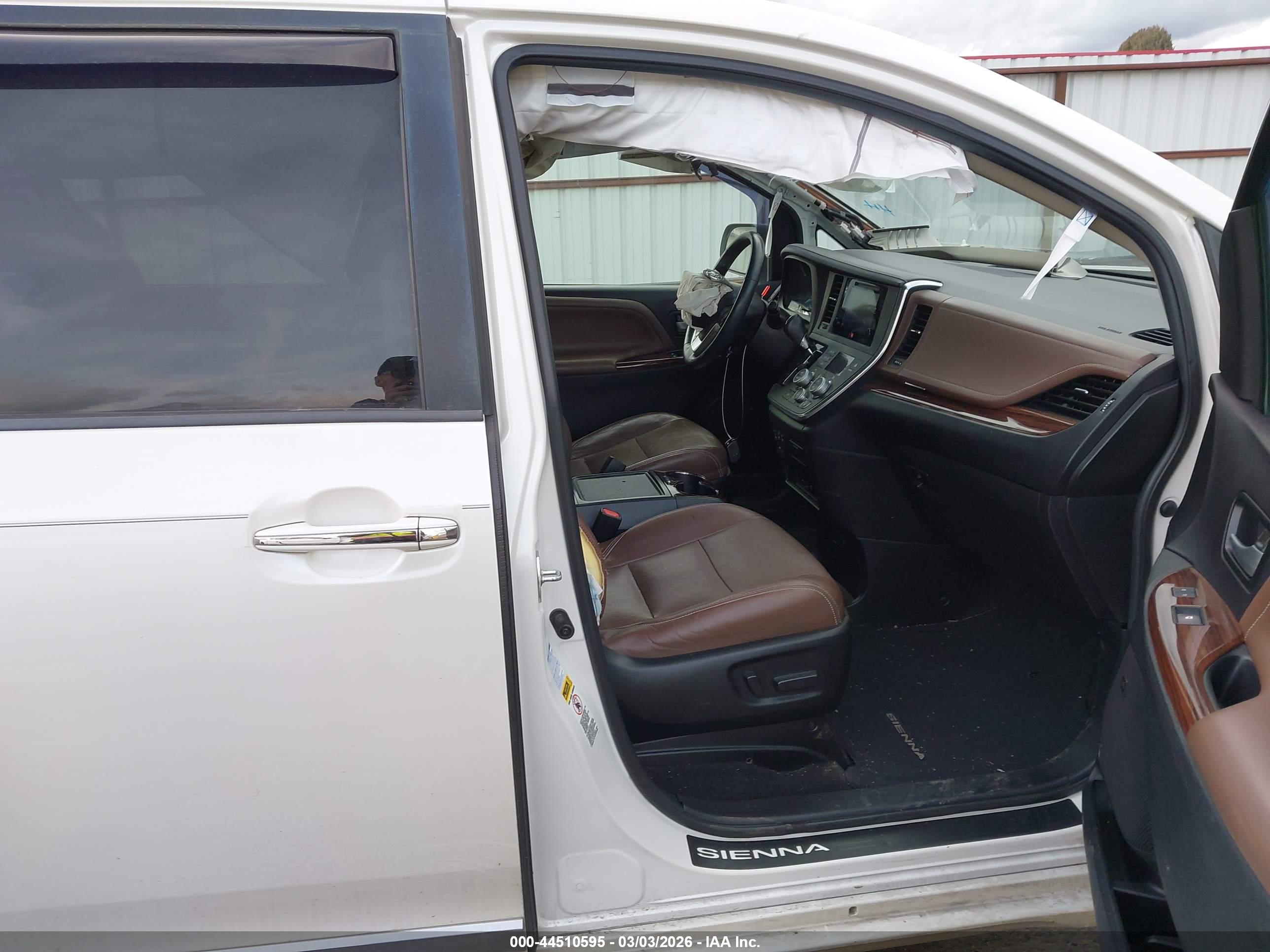 TOYOTA SIENNA image 5