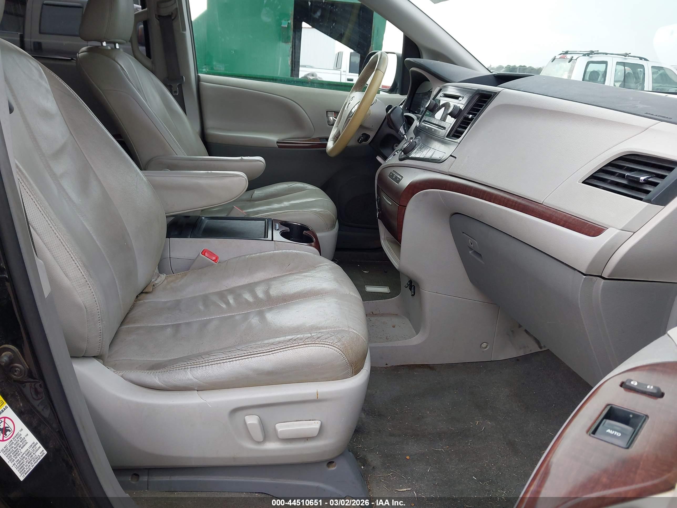 TOYOTA SIENNA image 5