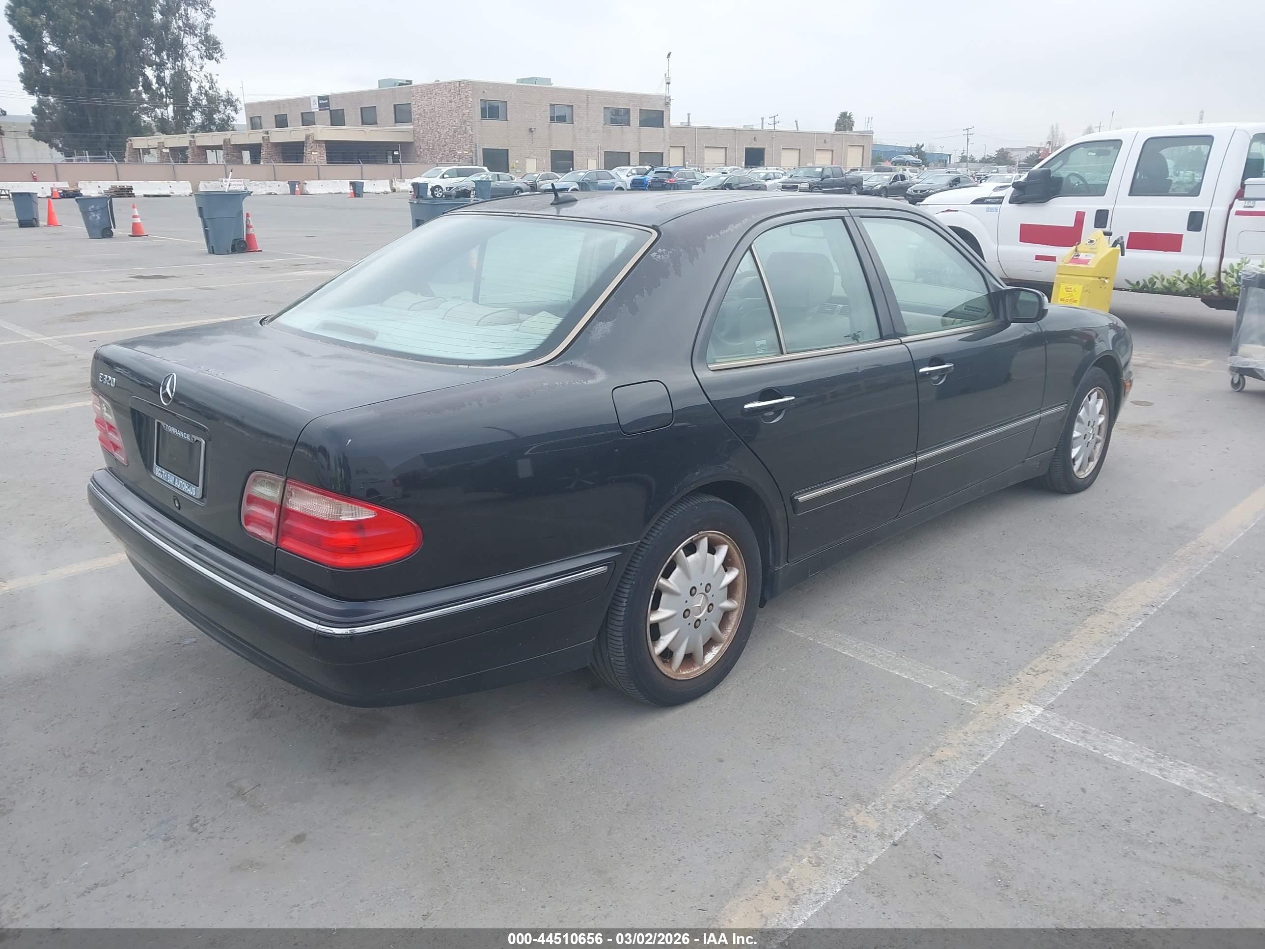 MERCEDES-BENZ E image 4
