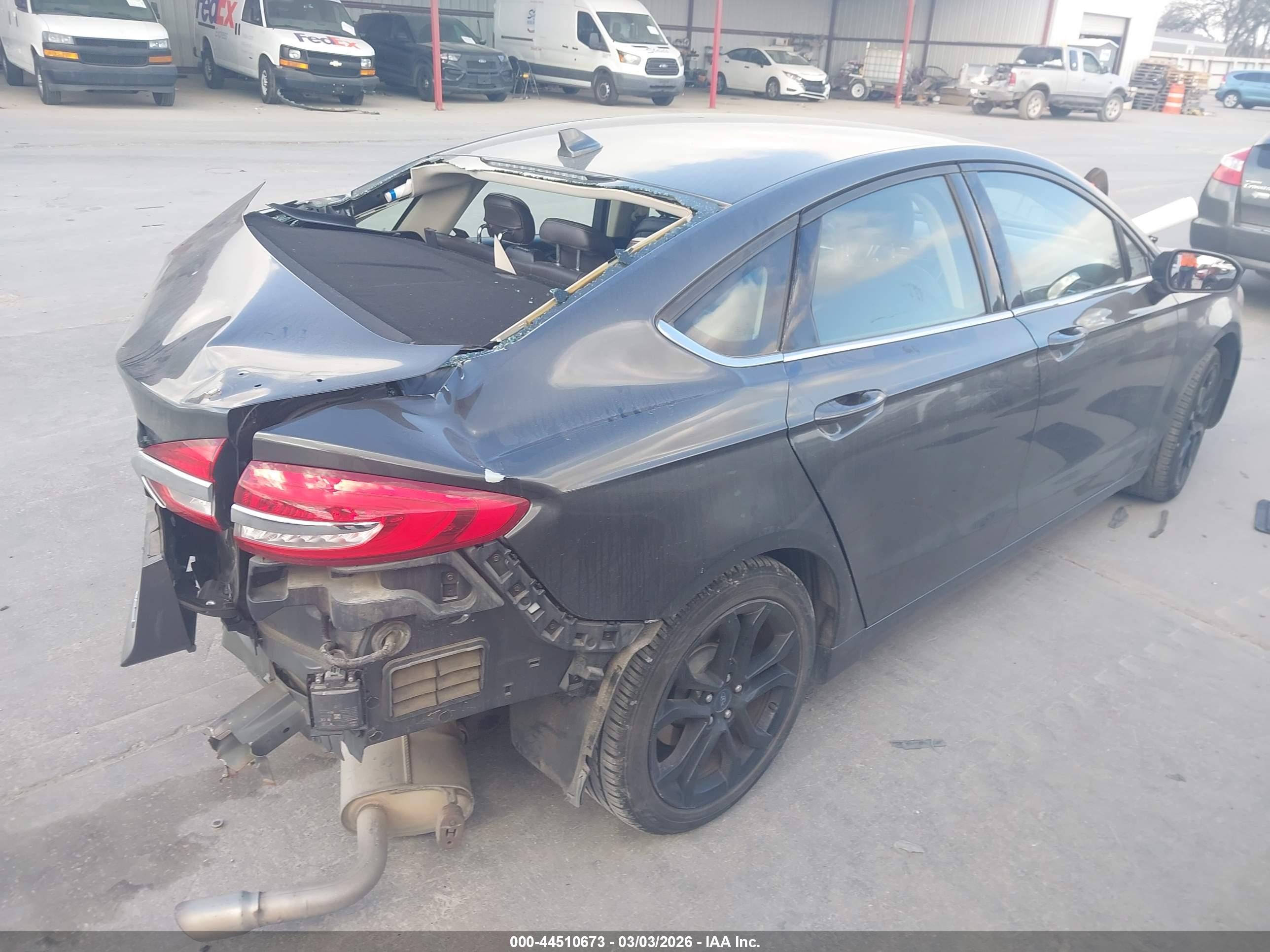 FORD FUSION image 4