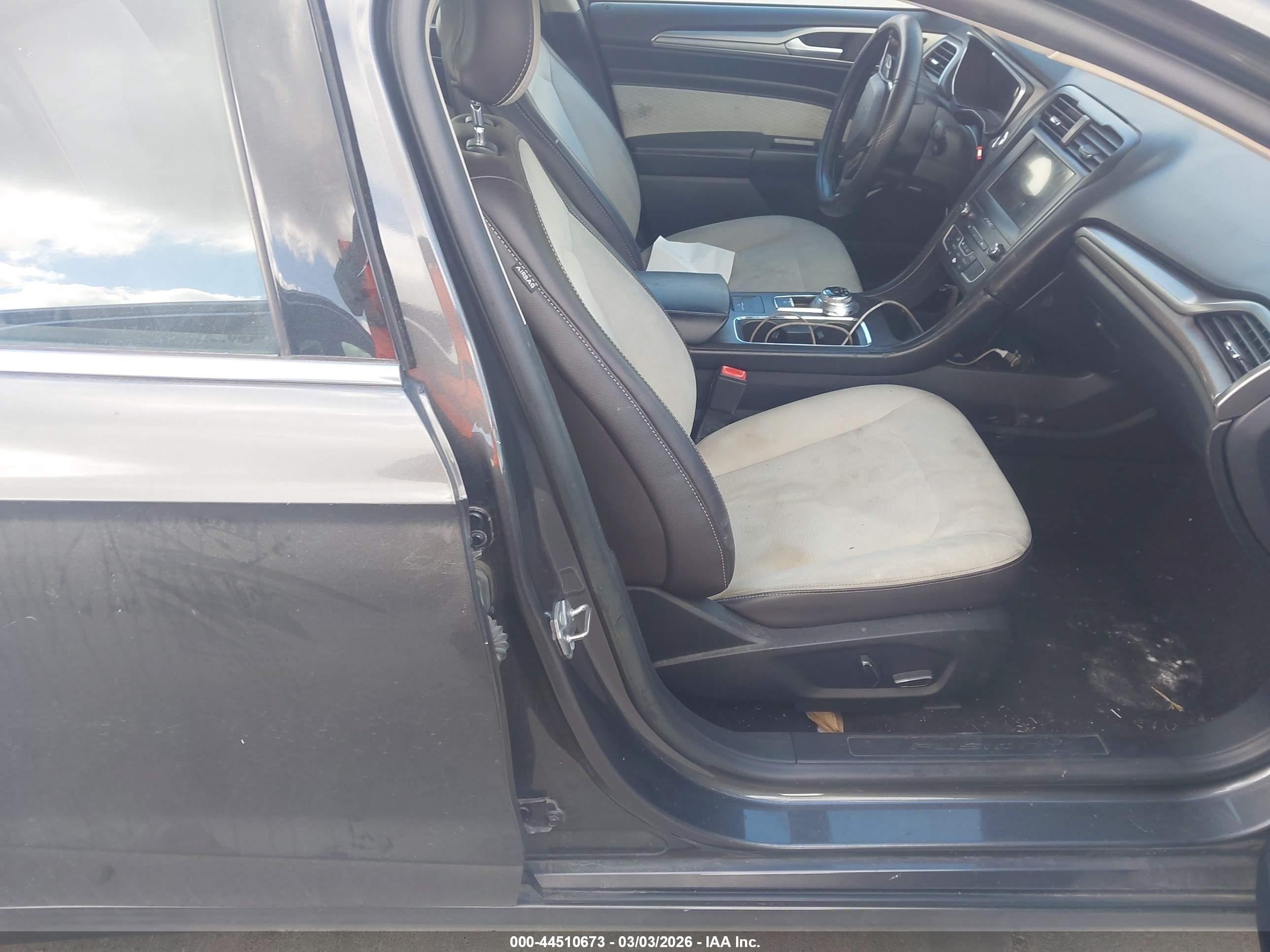 FORD FUSION image 5