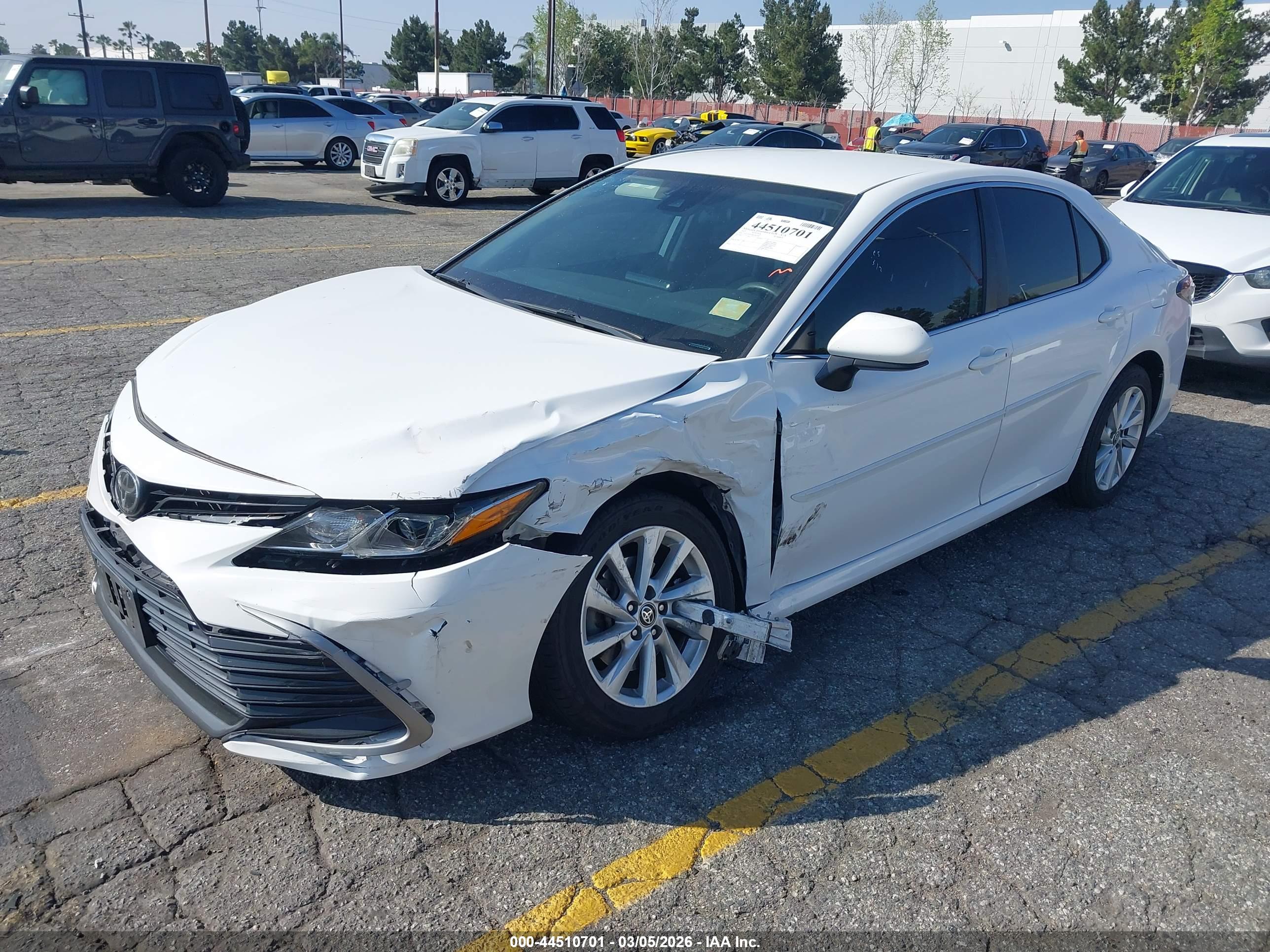 TOYOTA CAMRY image 2
