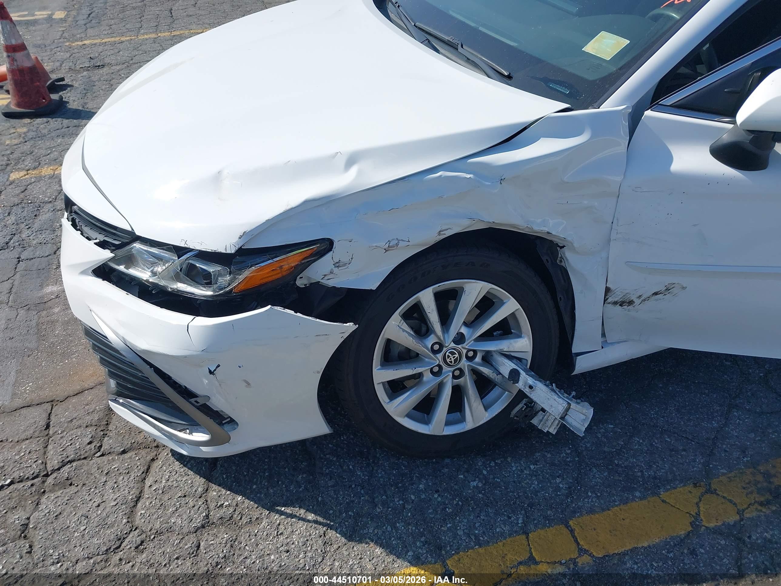 TOYOTA CAMRY image 6