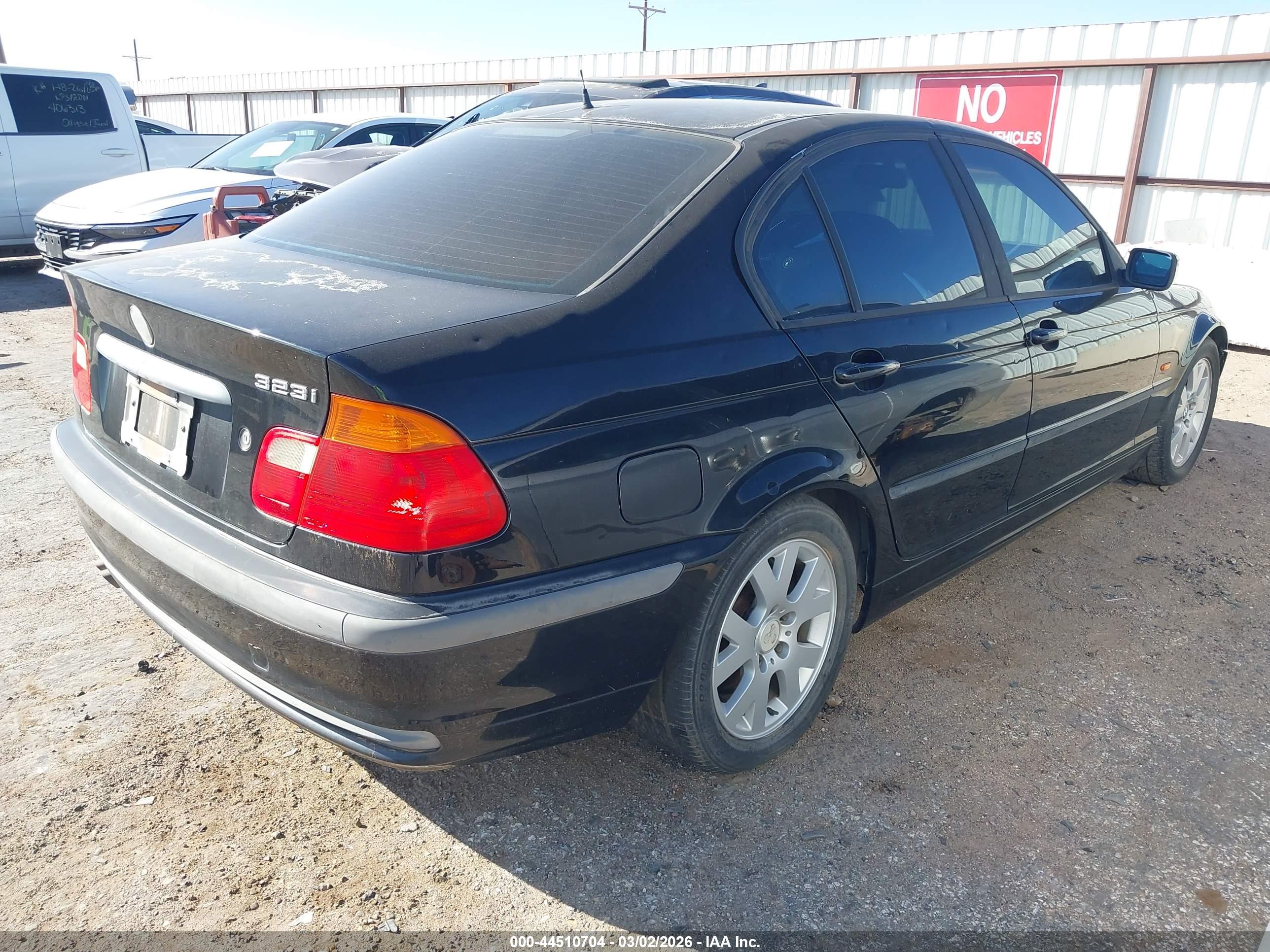 BMW 323I image 4