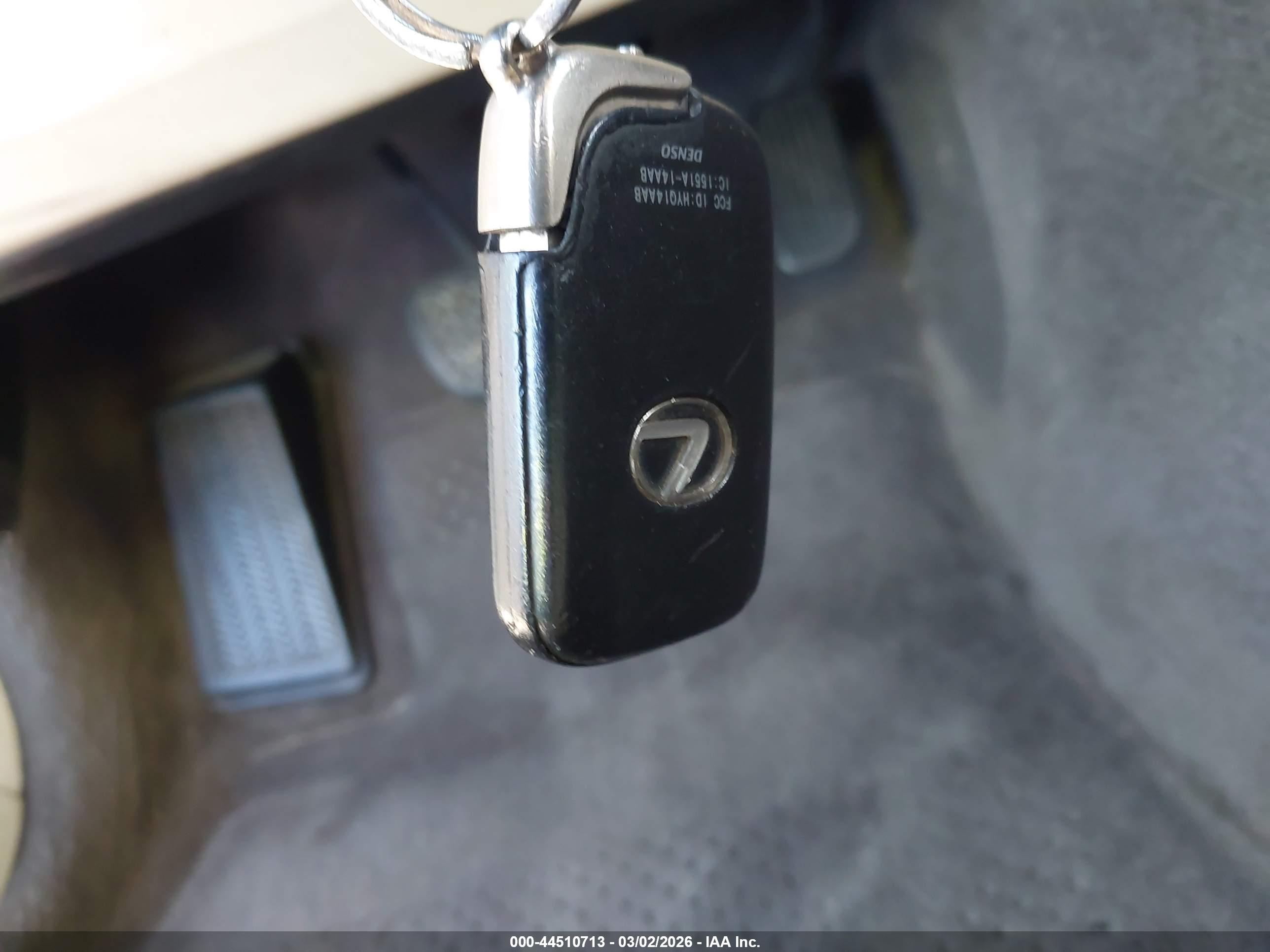 LEXUS IS image 11