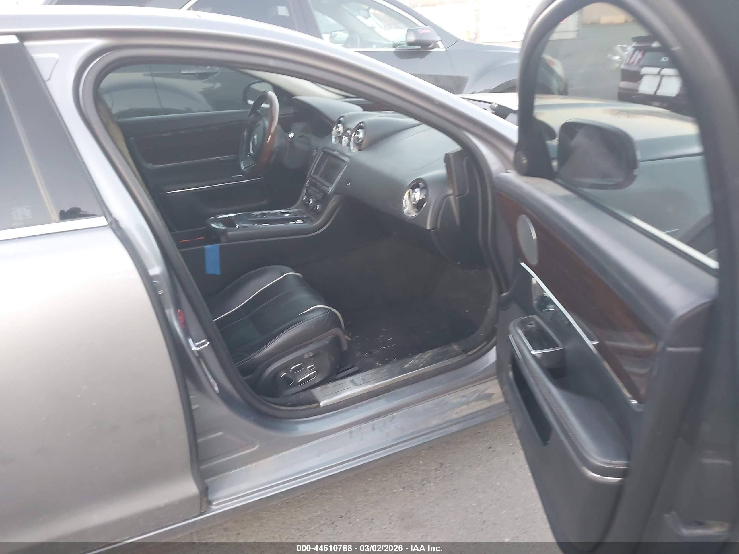 JAGUAR XJ image 5