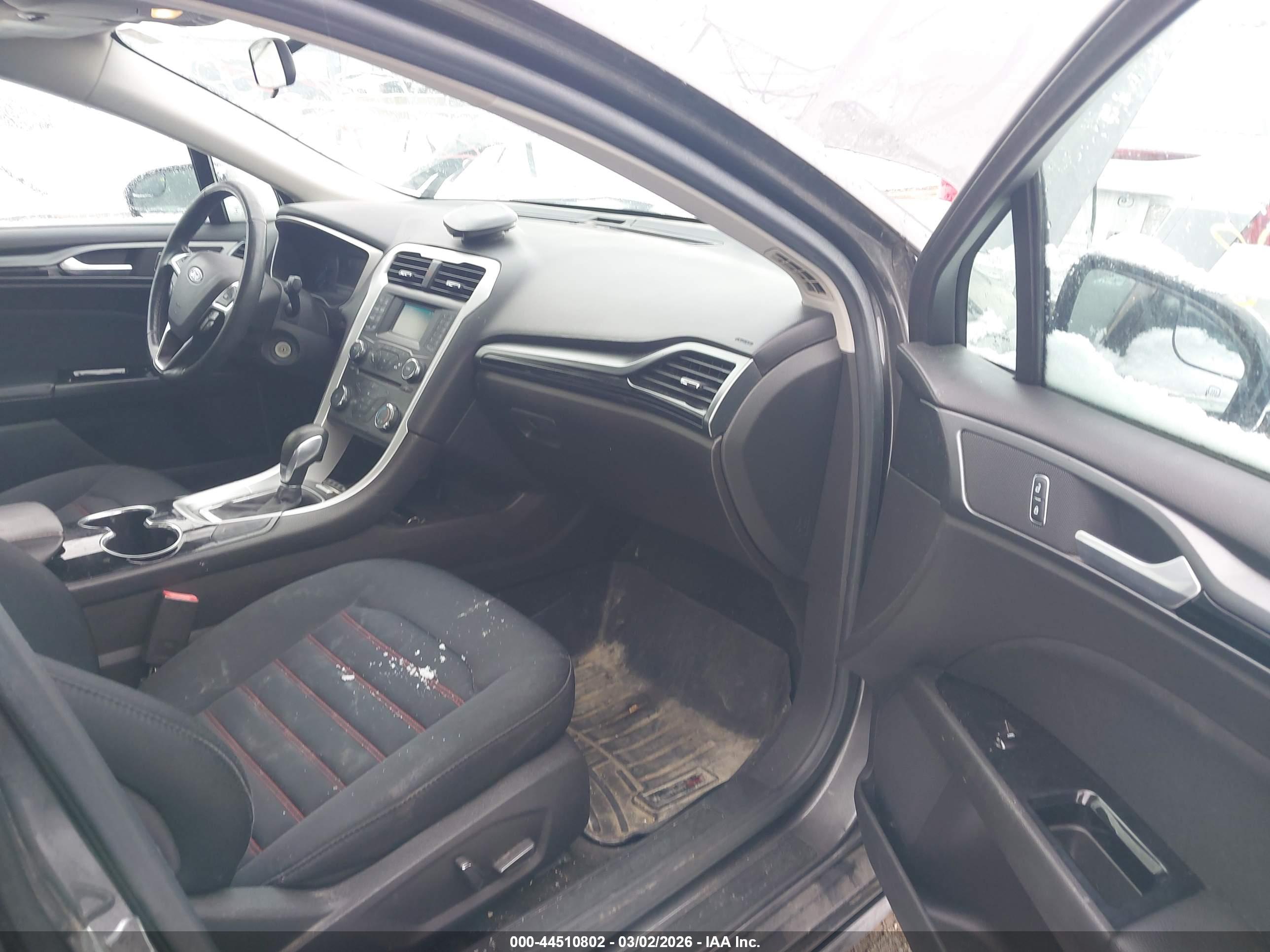 FORD FUSION image 5