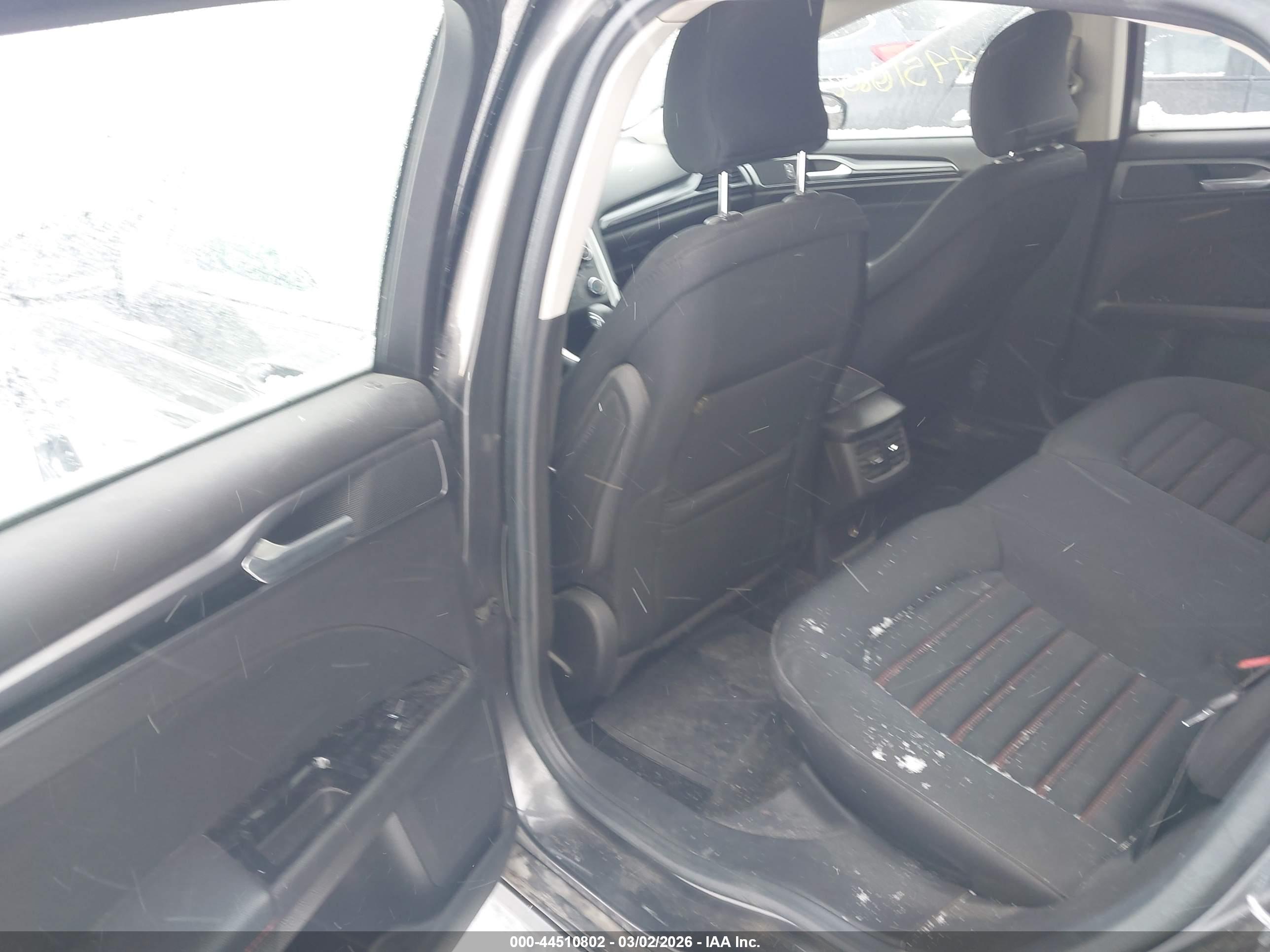 FORD FUSION image 8