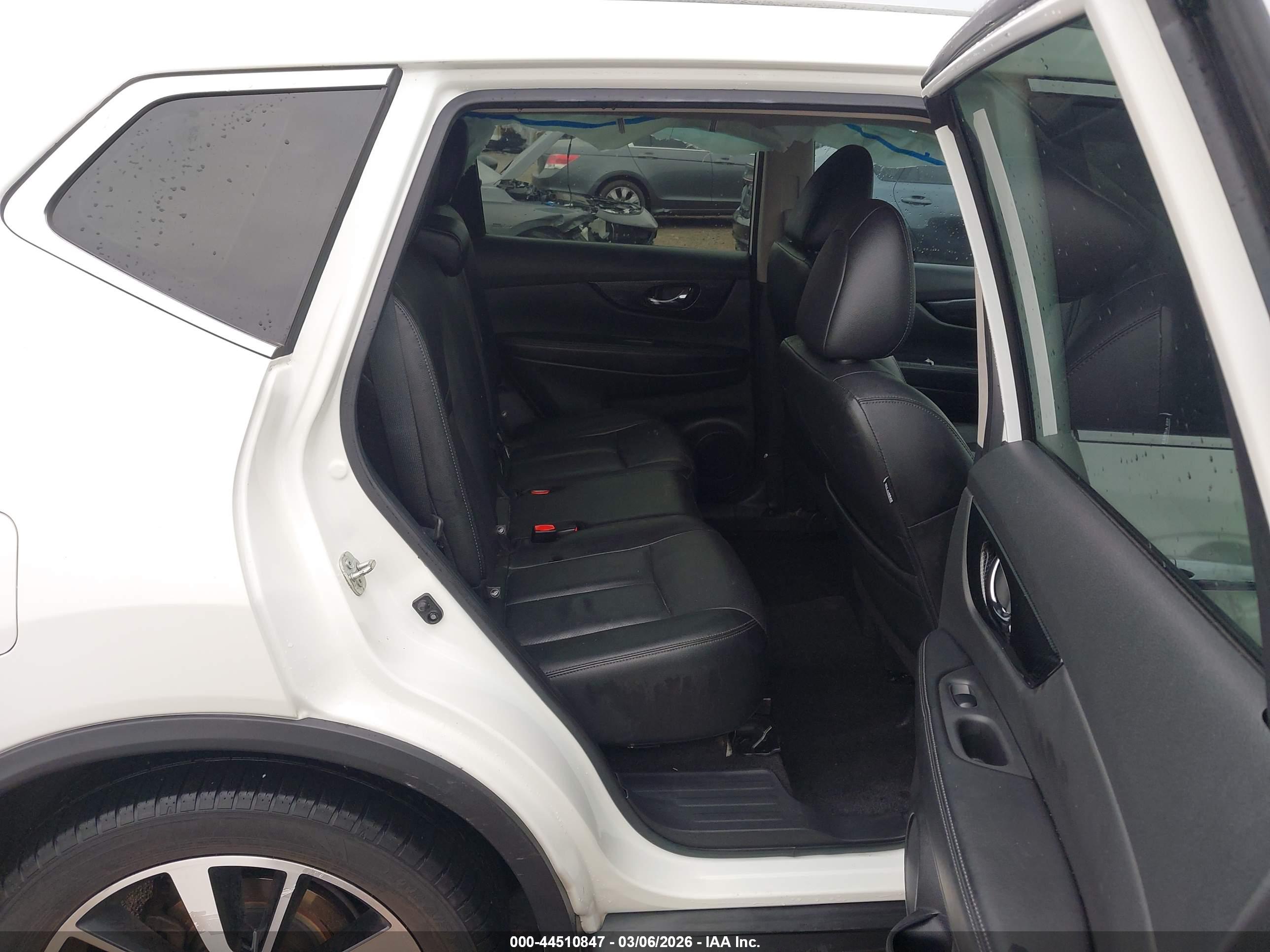 NISSAN ROGUE image 8