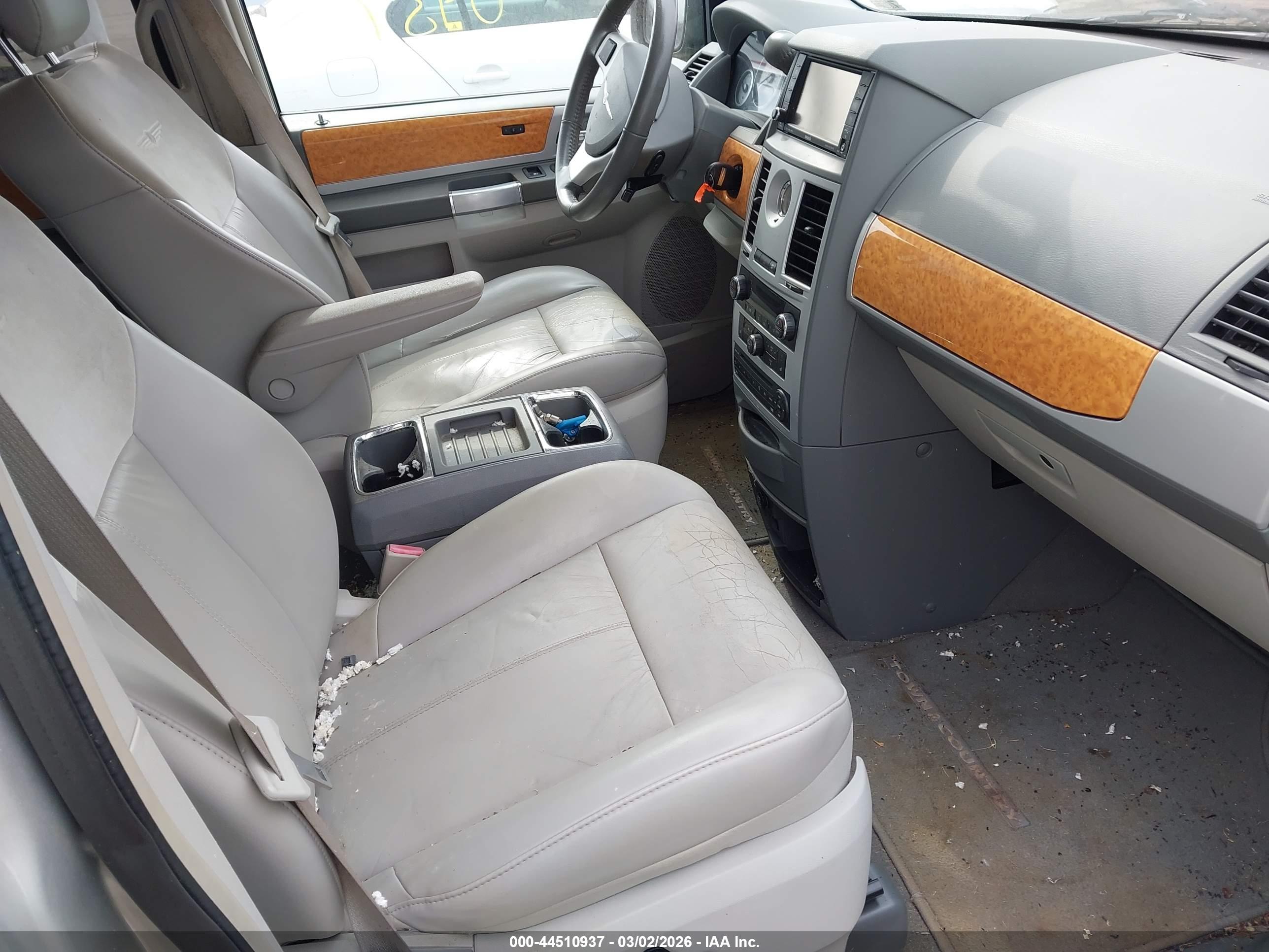 CHRYSLER TOWN image 5