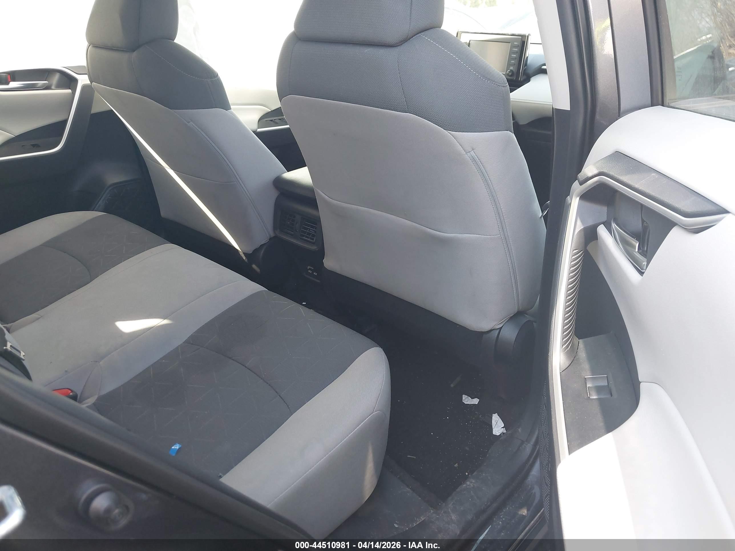 TOYOTA RAV4 image 8