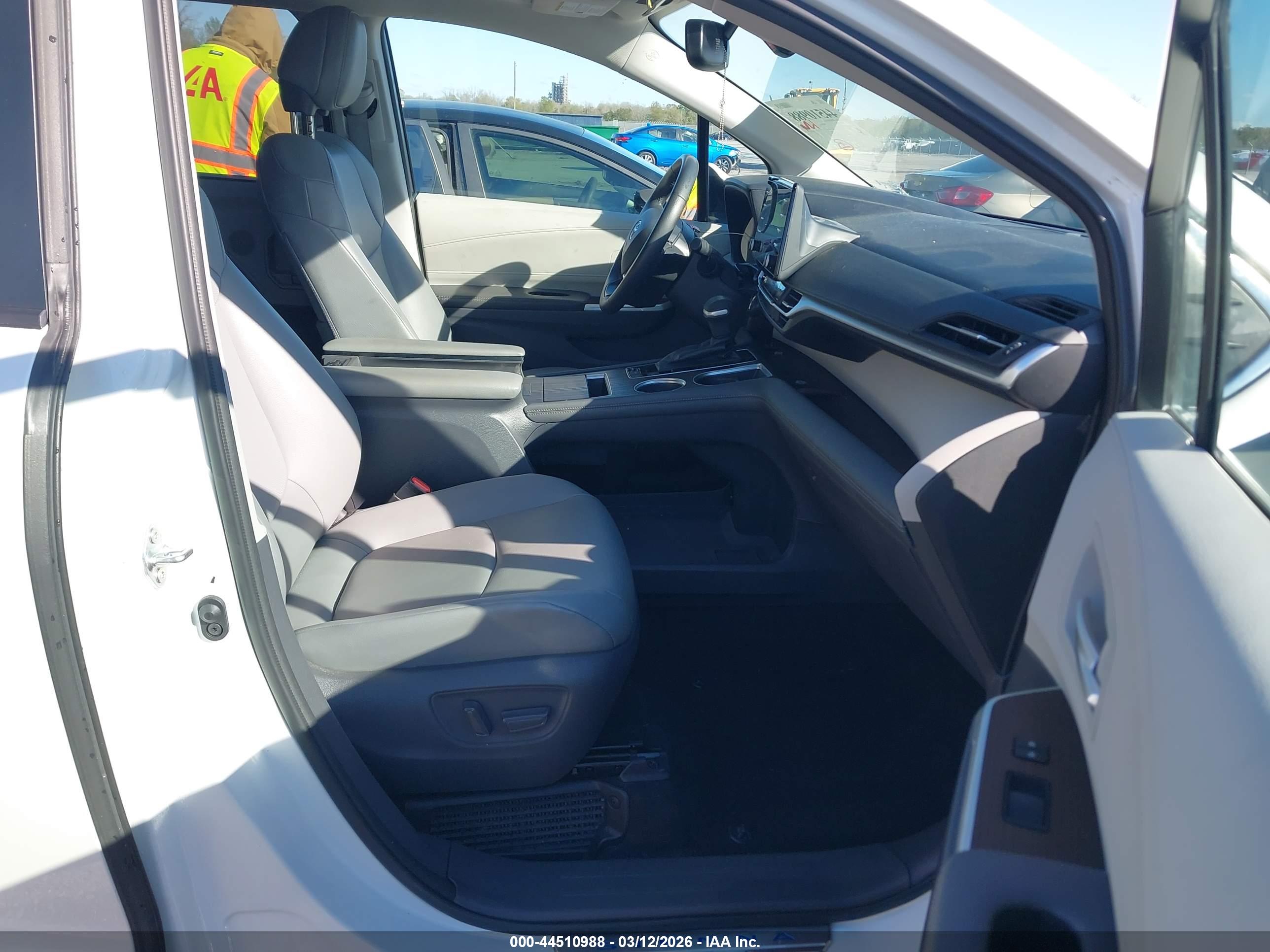 TOYOTA SIENNA image 5