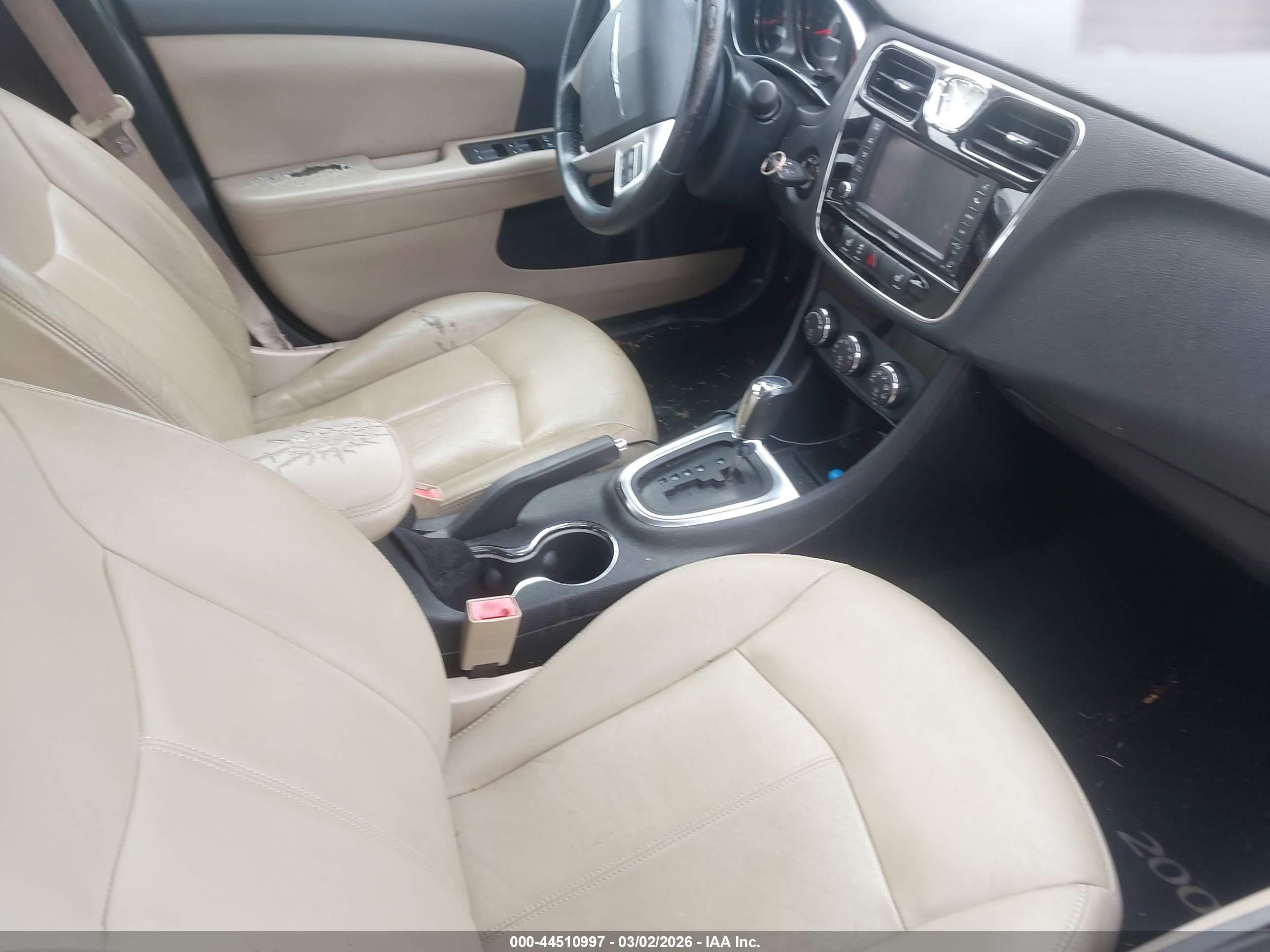 CHRYSLER 200 image 5