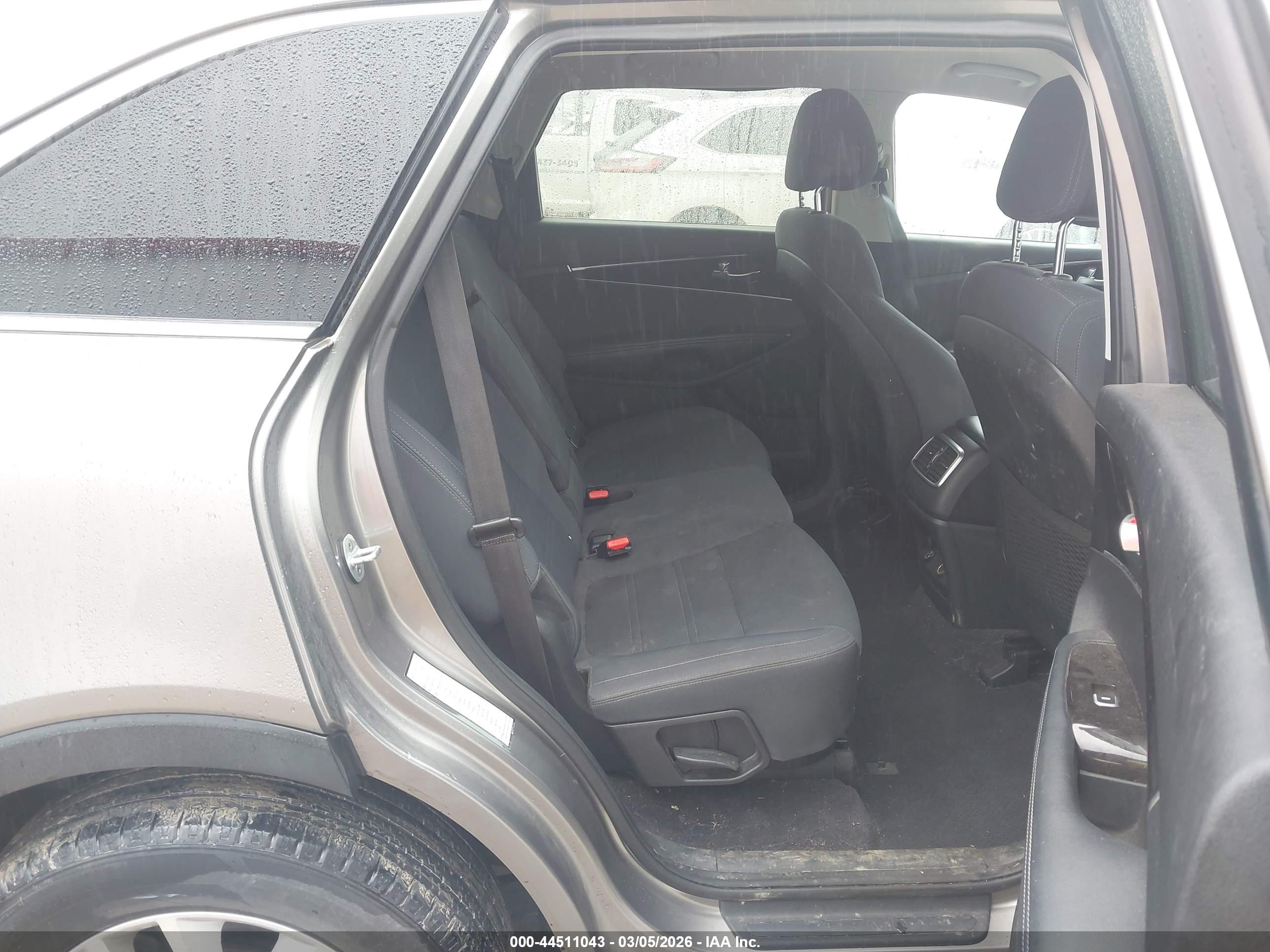 KIA SORENTO image 8
