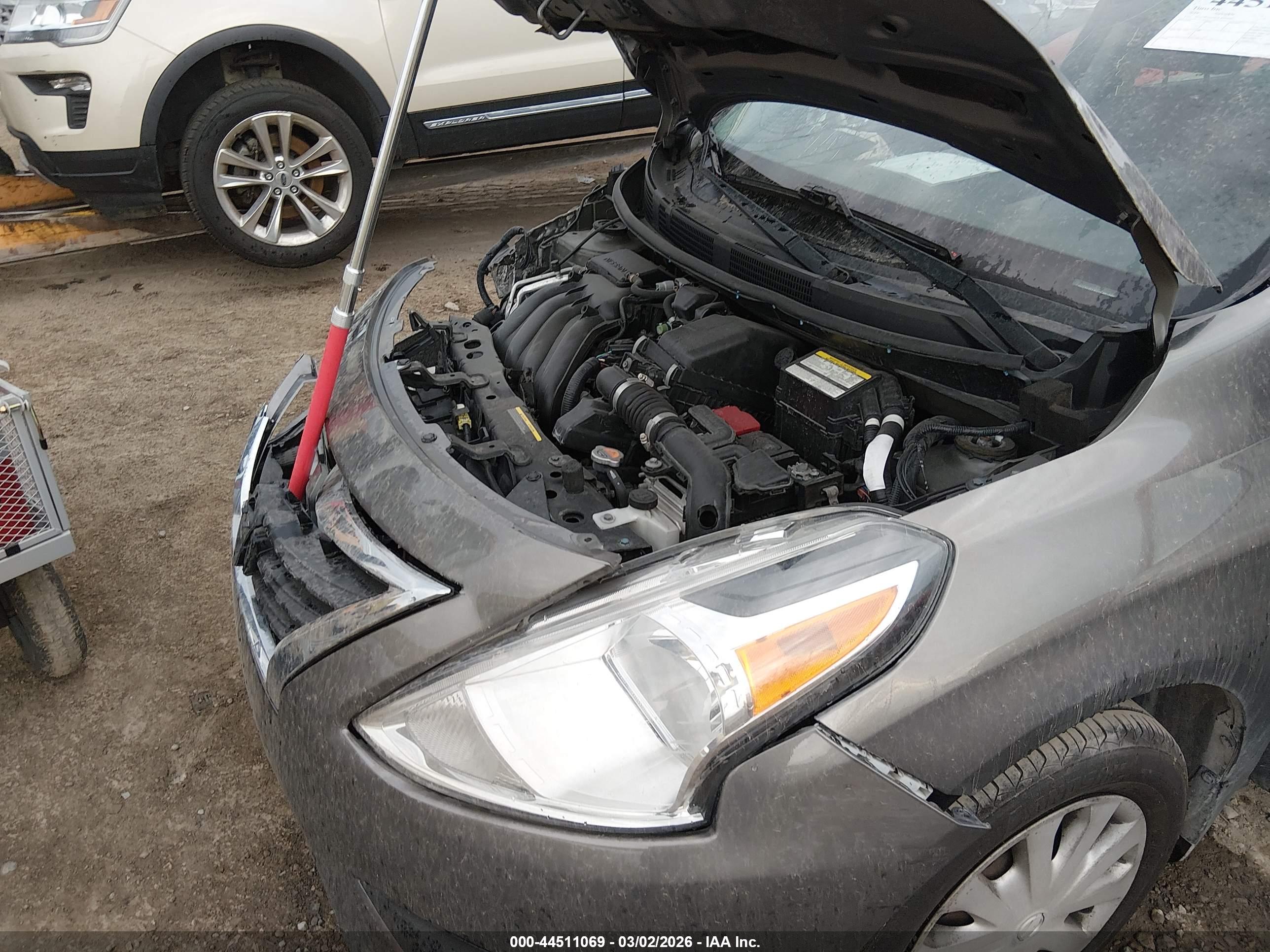 NISSAN VERSA image 10