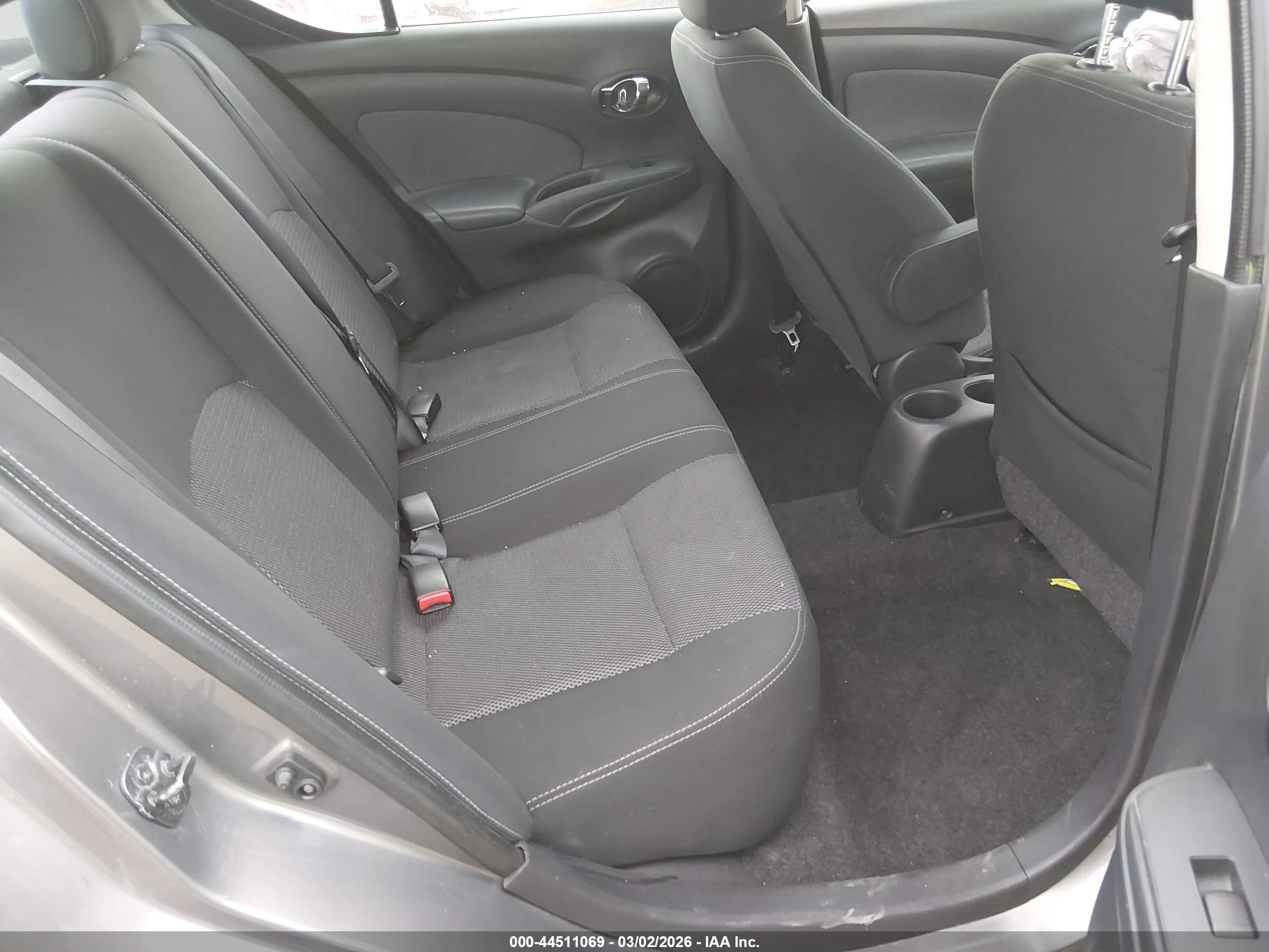 NISSAN VERSA image 8