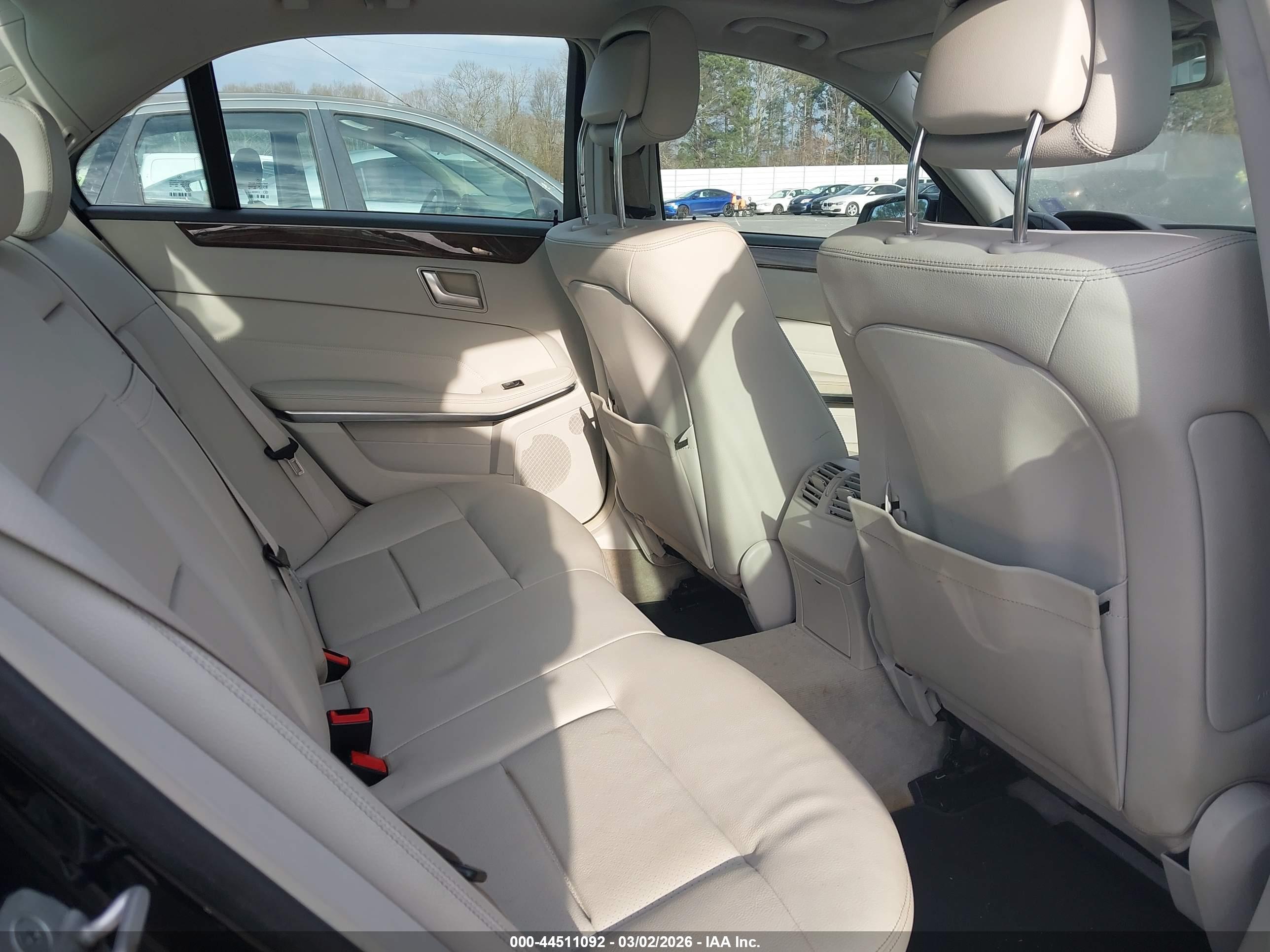 MERCEDES-BENZ E image 8