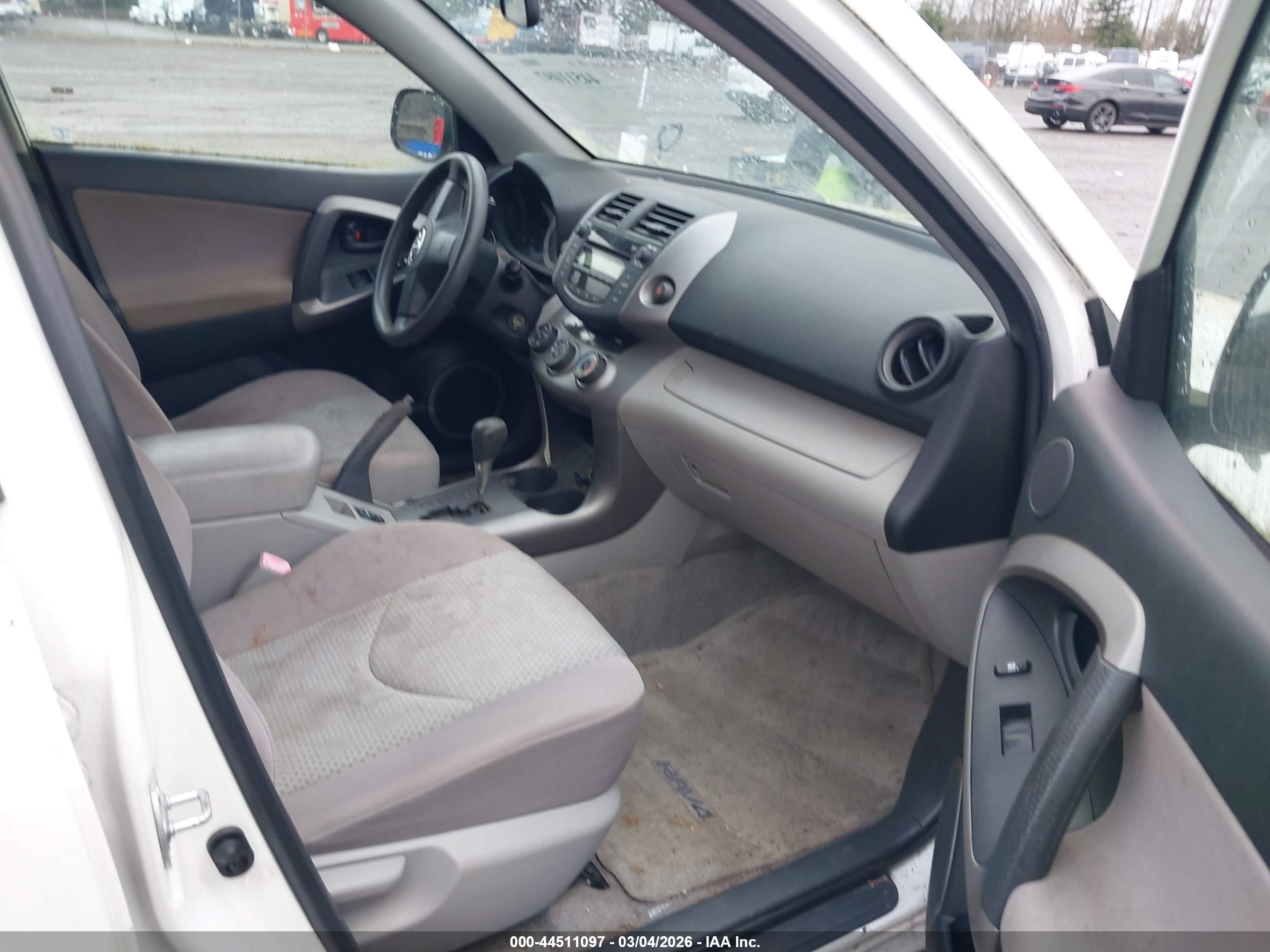 TOYOTA RAV4 image 5