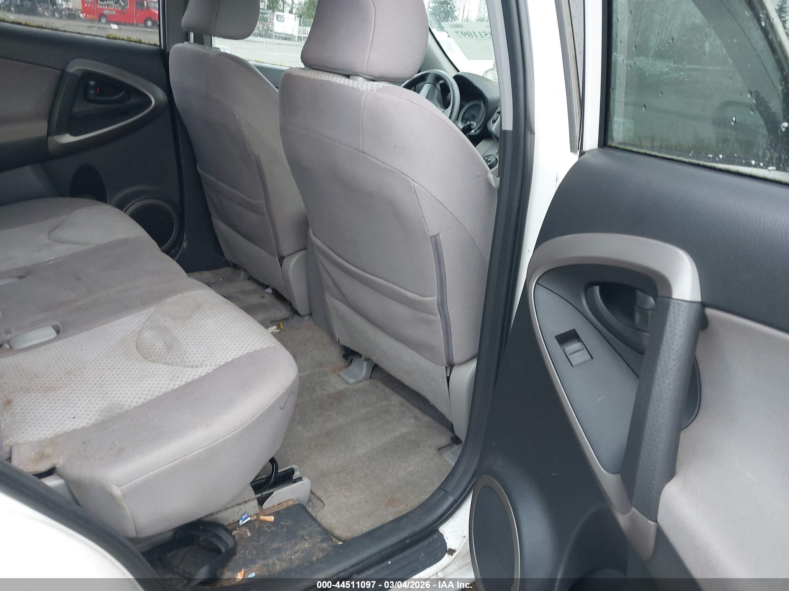TOYOTA RAV4 image 8