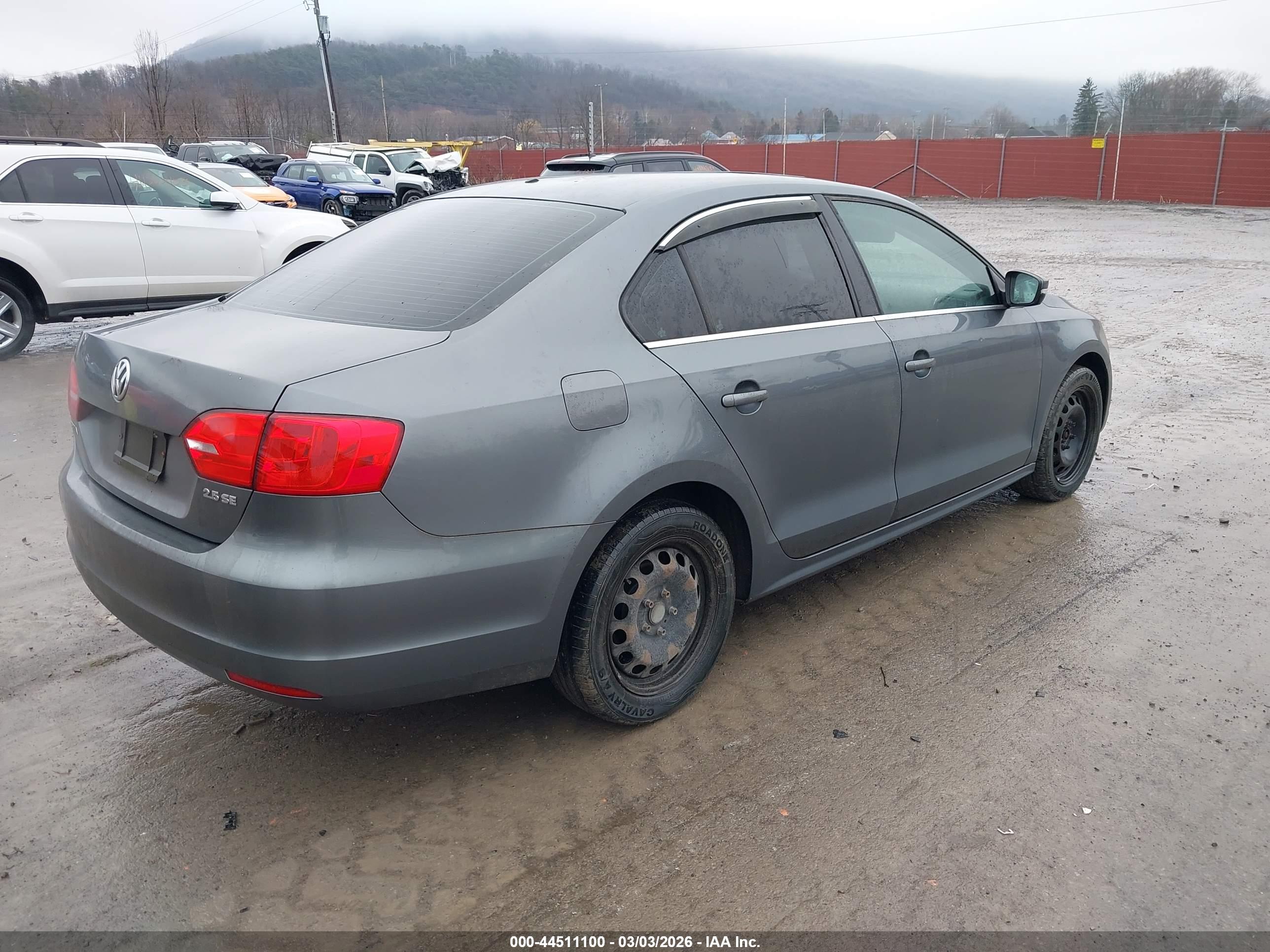 VOLKSWAGEN JETTA image 4