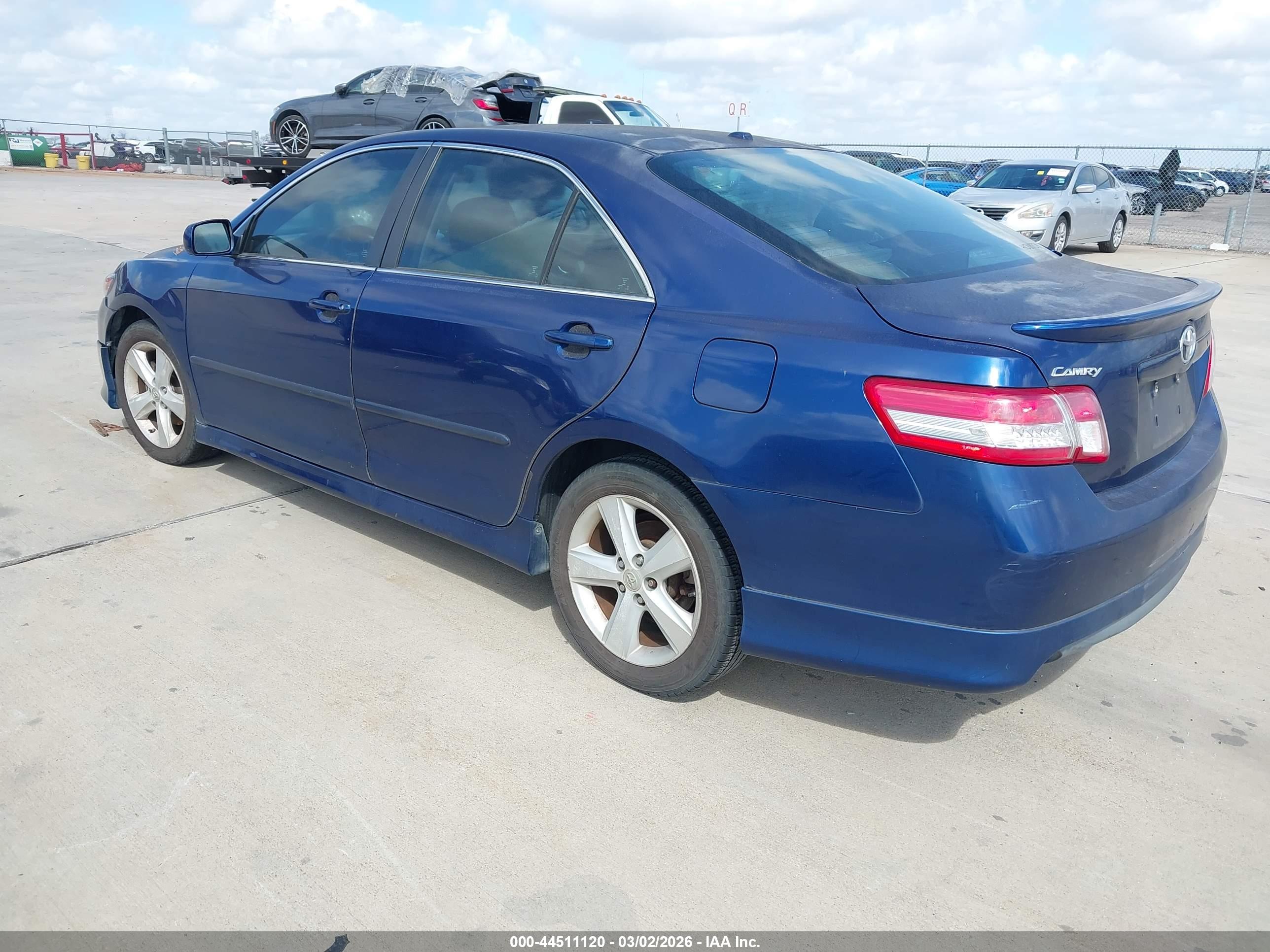 TOYOTA CAMRY image 3