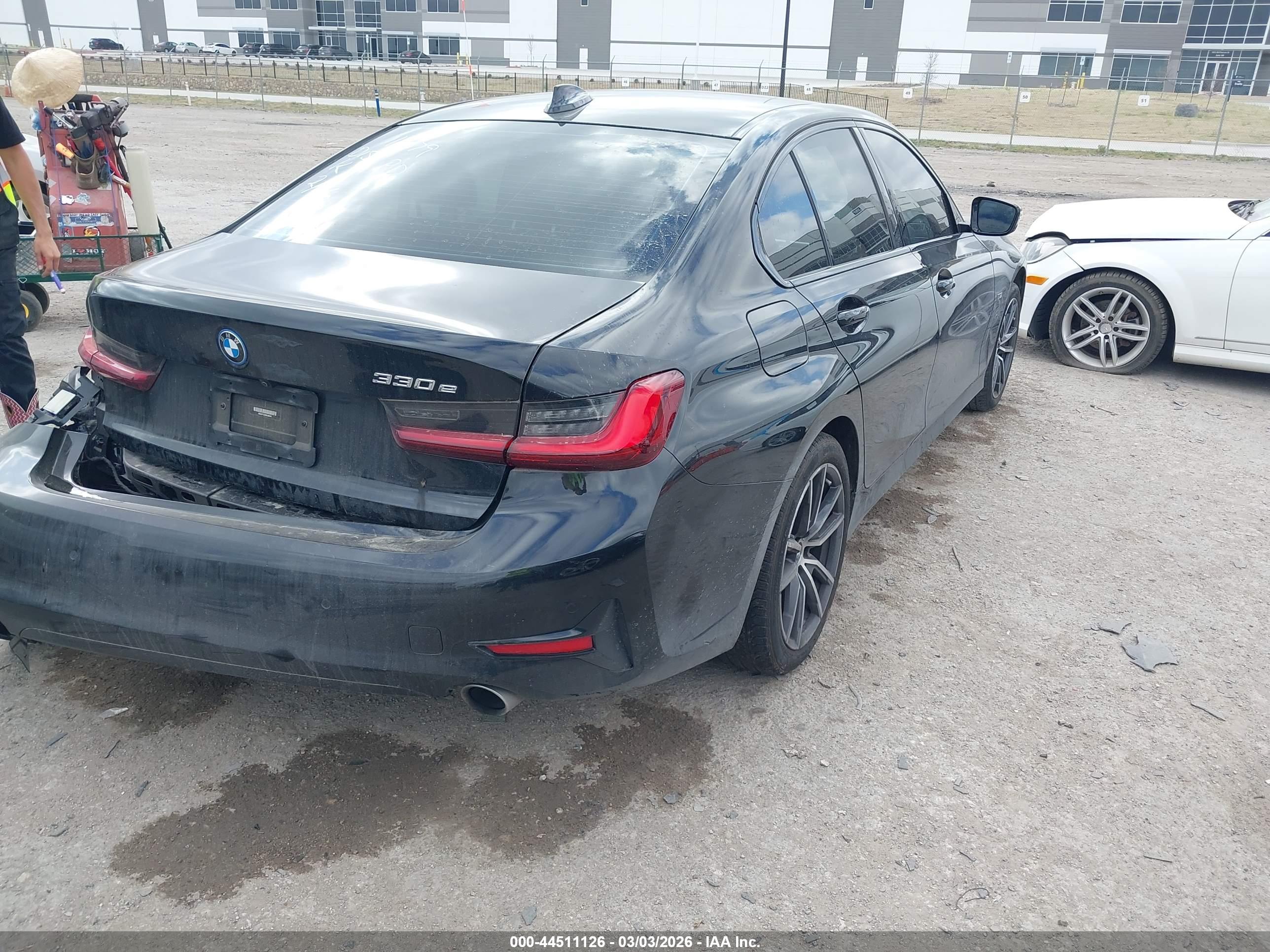 BMW 330E image 4