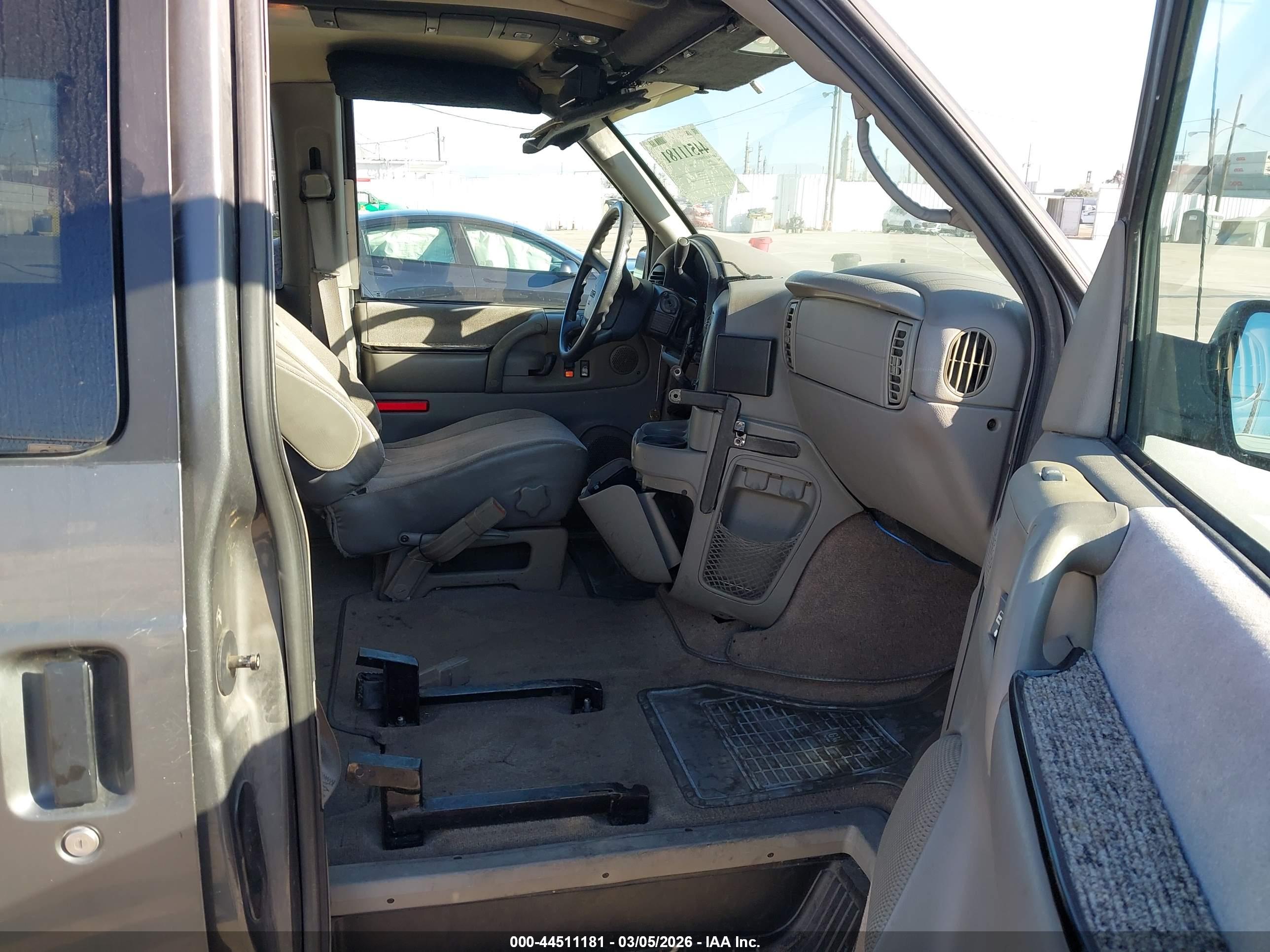 GMC SAFARI image 5