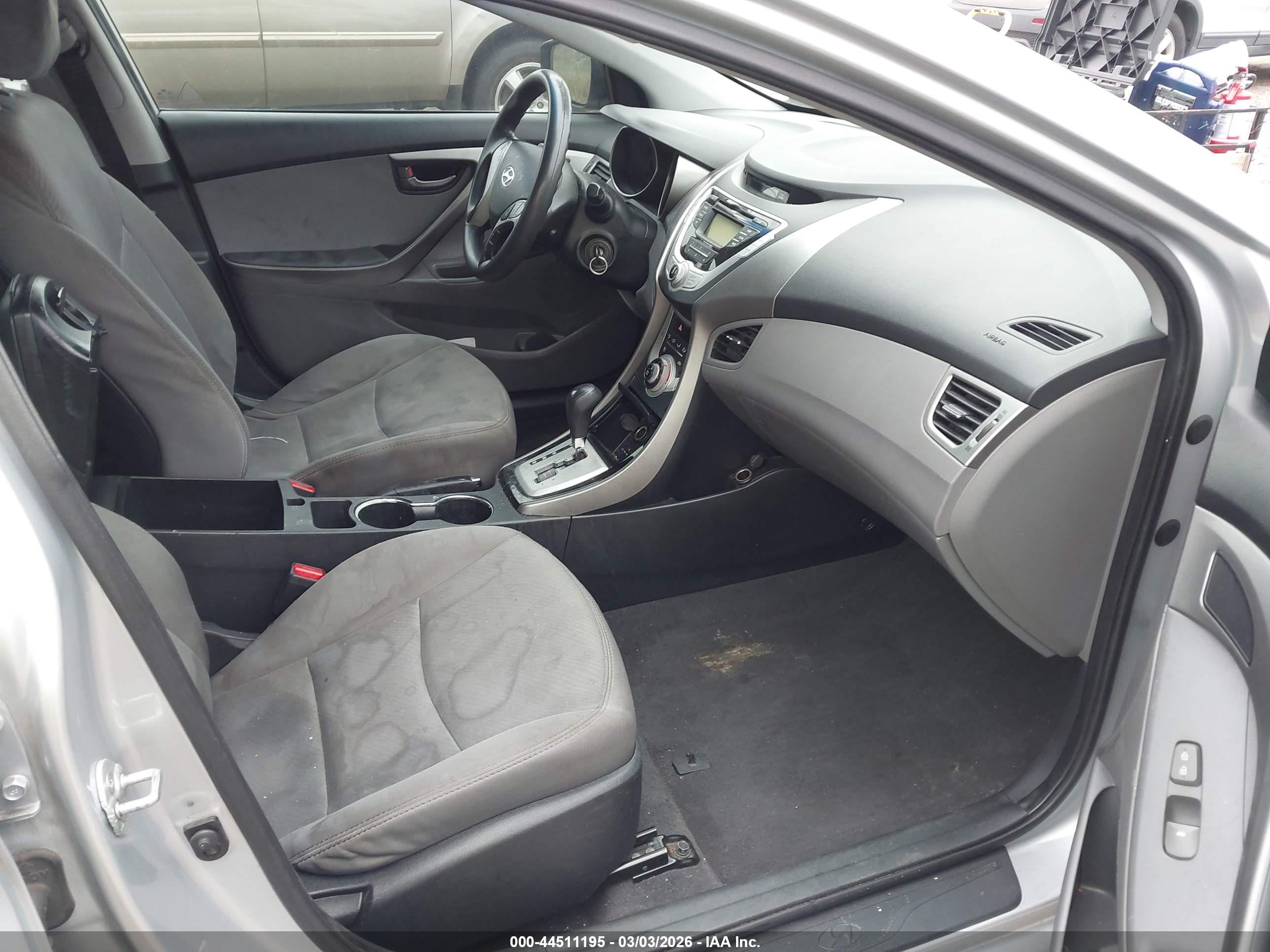 HYUNDAI ELANTRA image 5