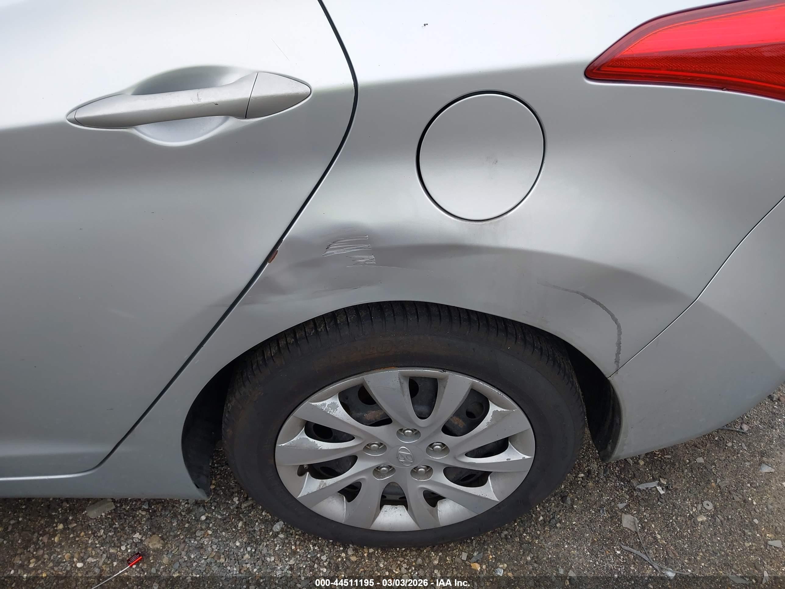 HYUNDAI ELANTRA image 6