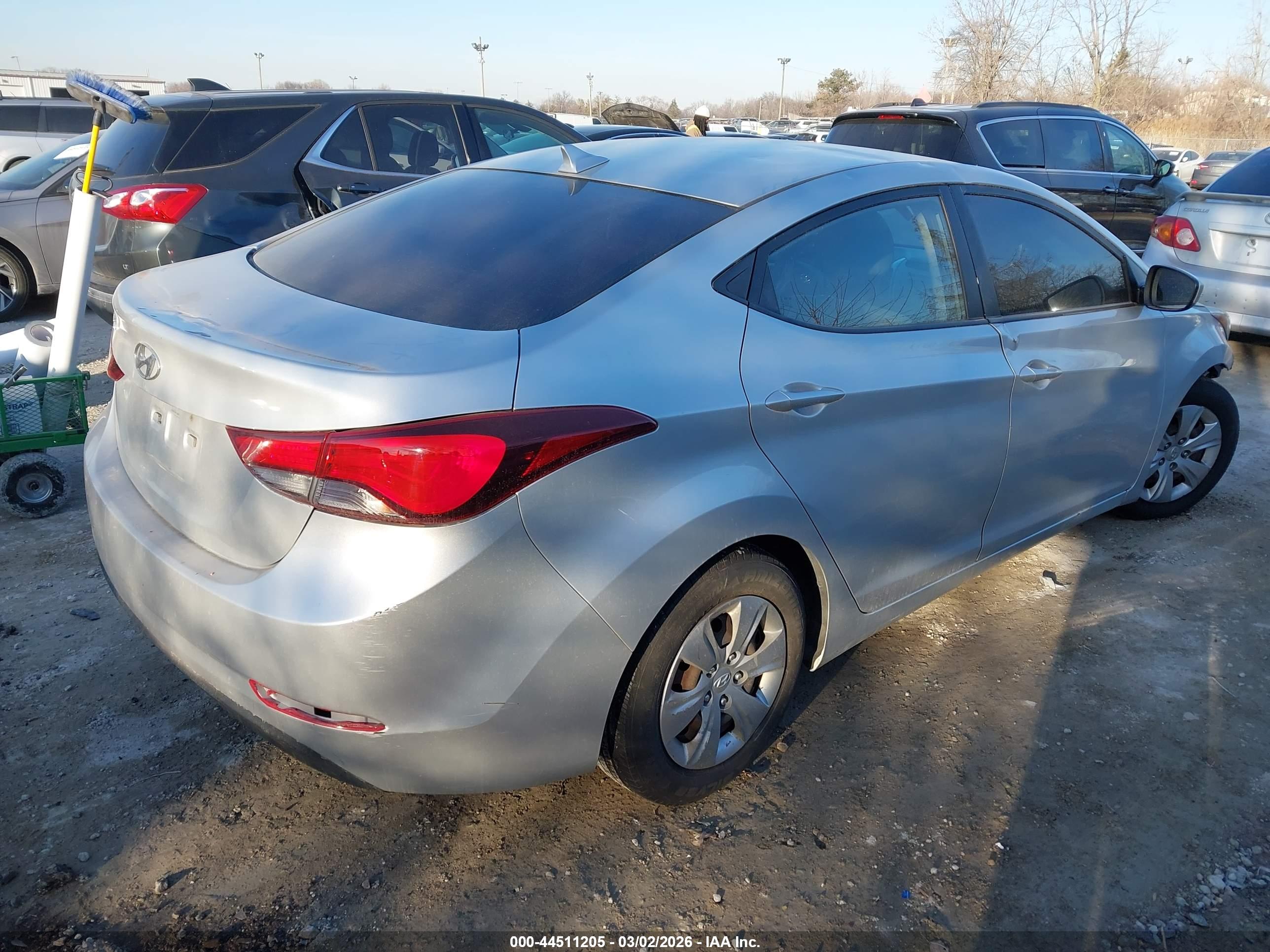 HYUNDAI ELANTRA image 4