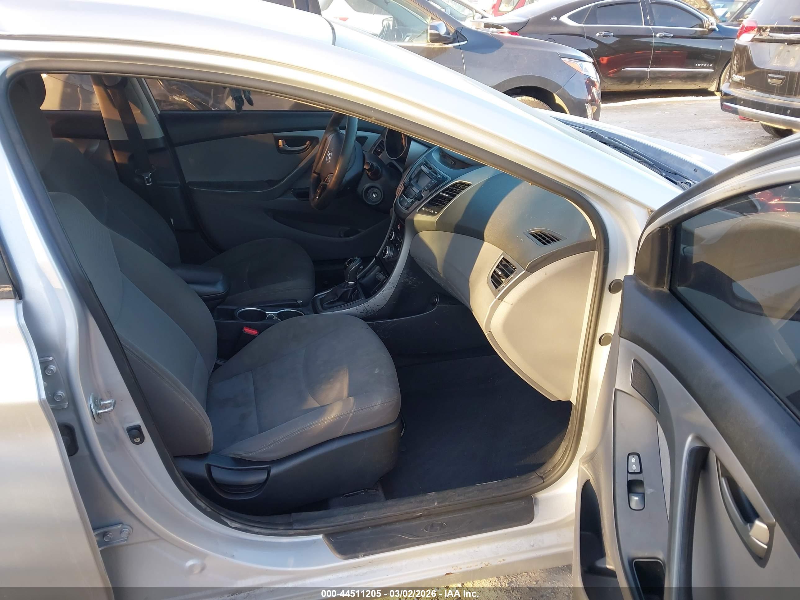 HYUNDAI ELANTRA image 5