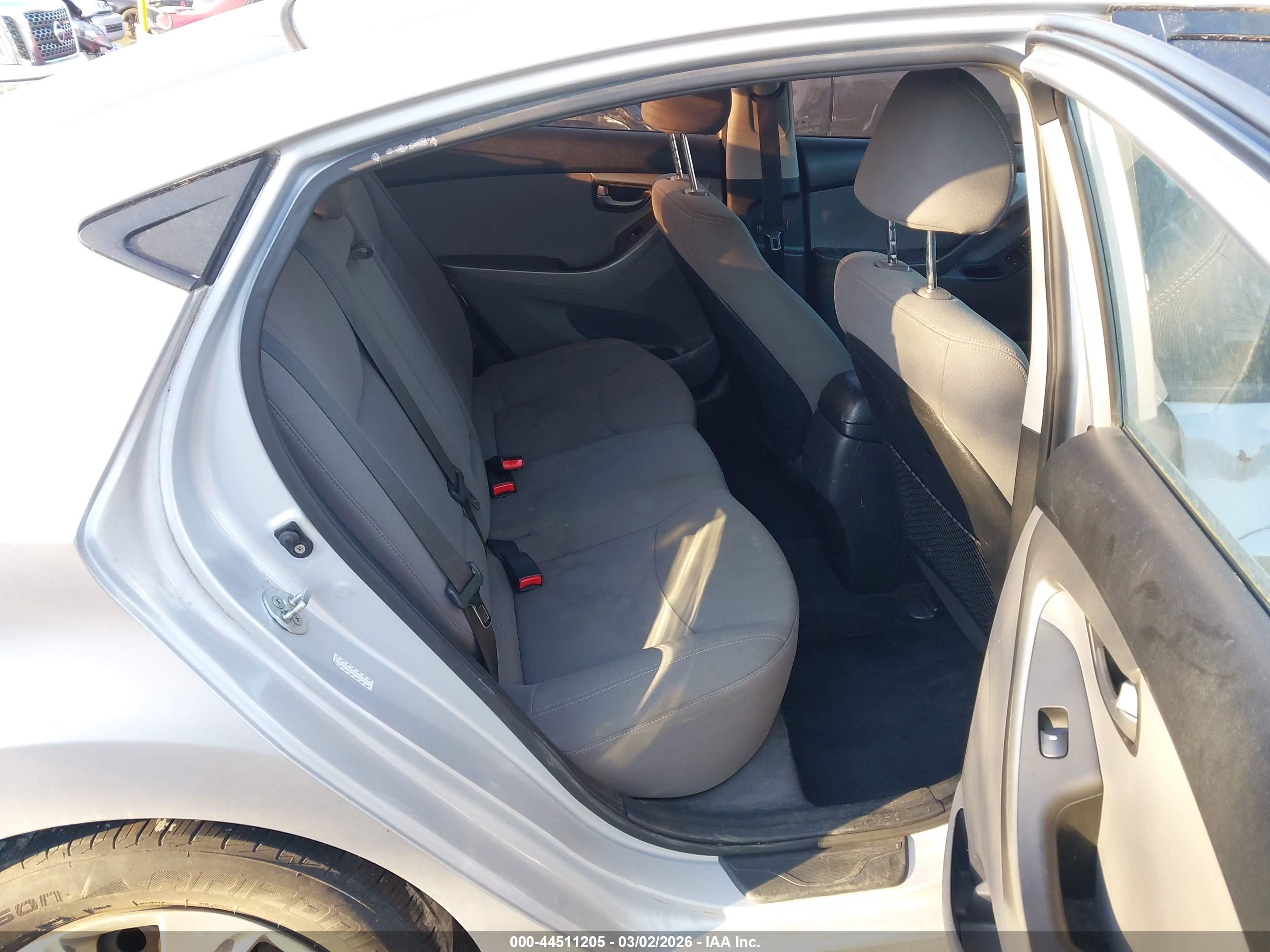 HYUNDAI ELANTRA image 8