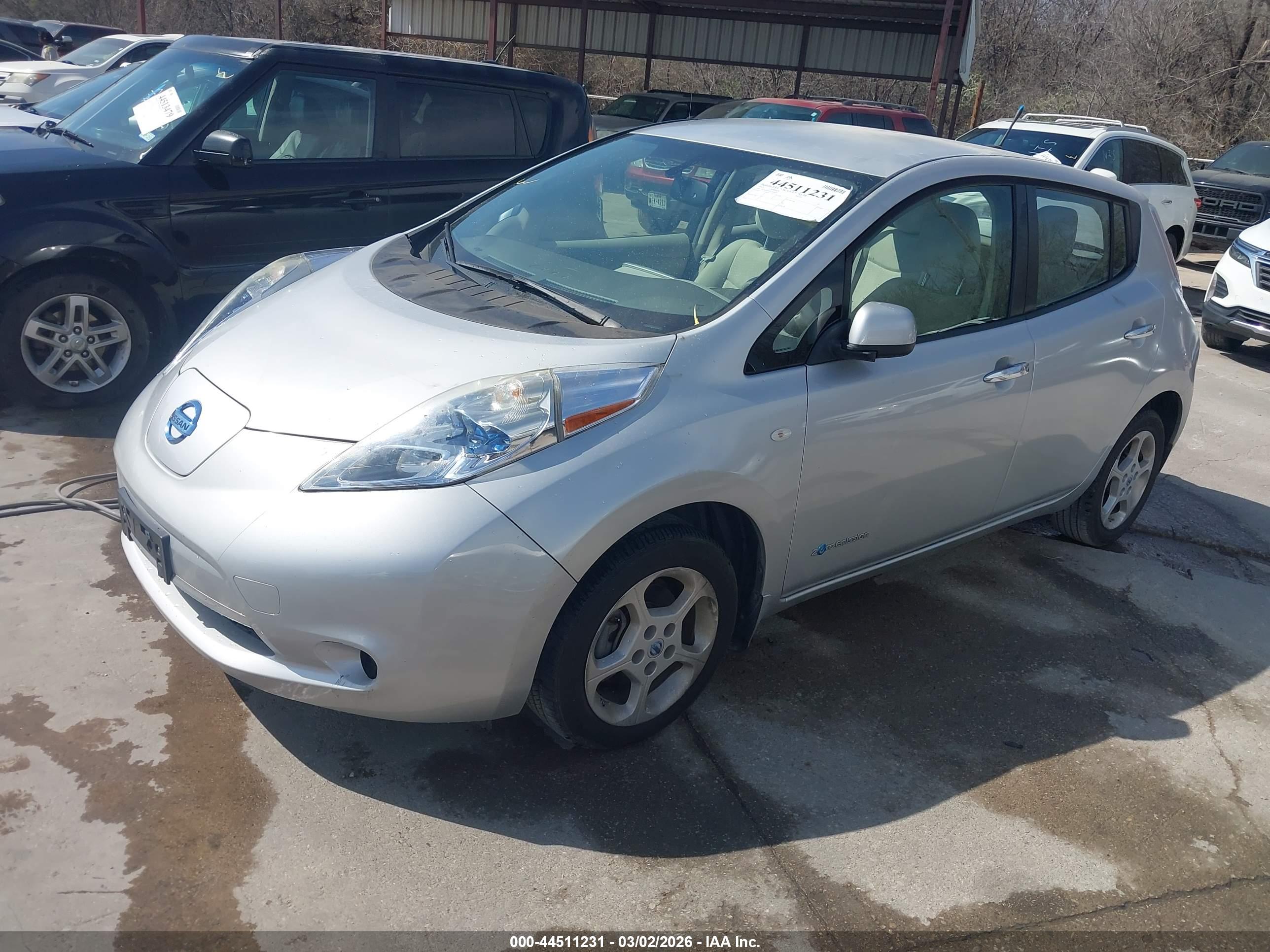 NISSAN LEAF image 2