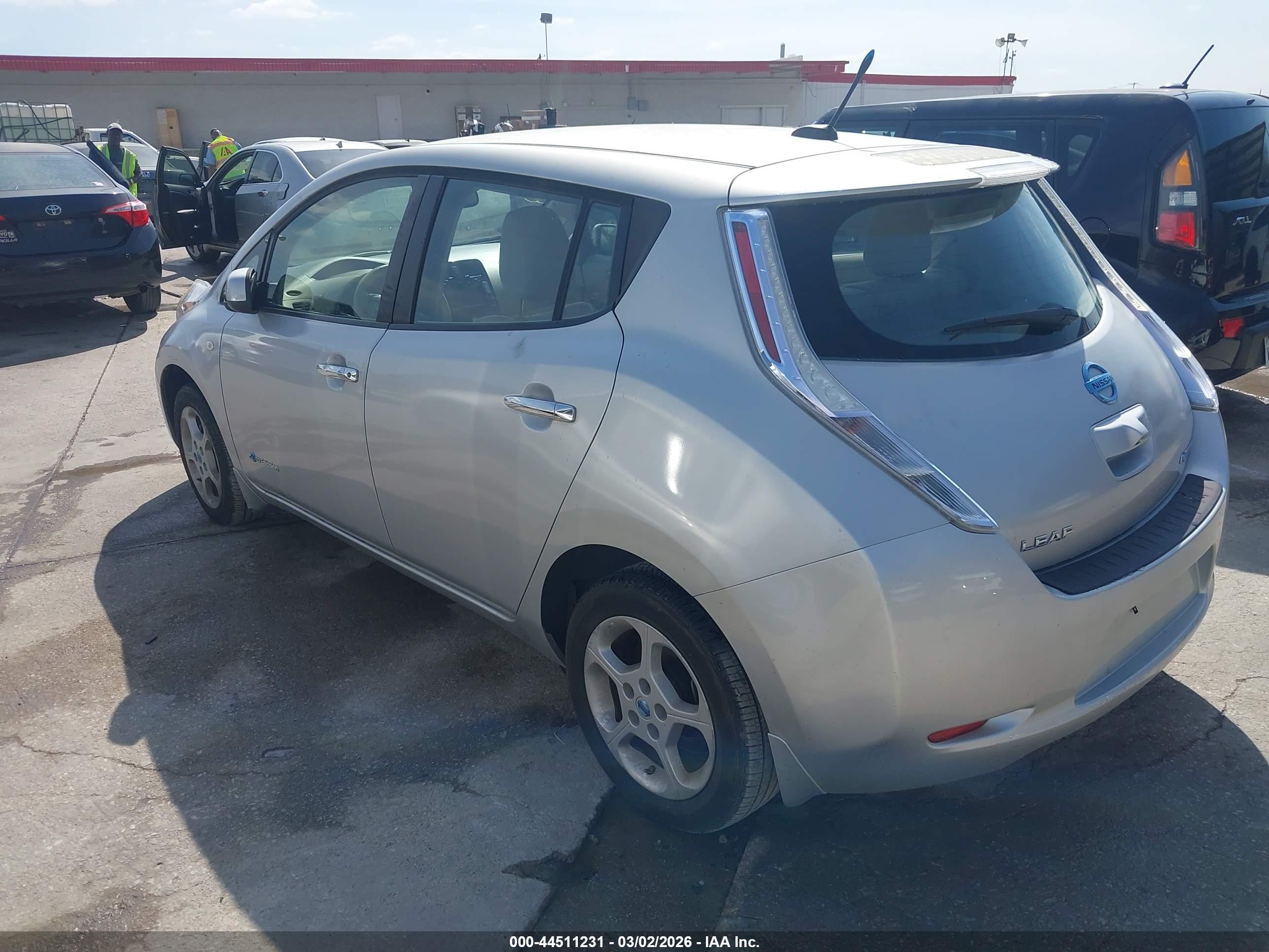 NISSAN LEAF image 3