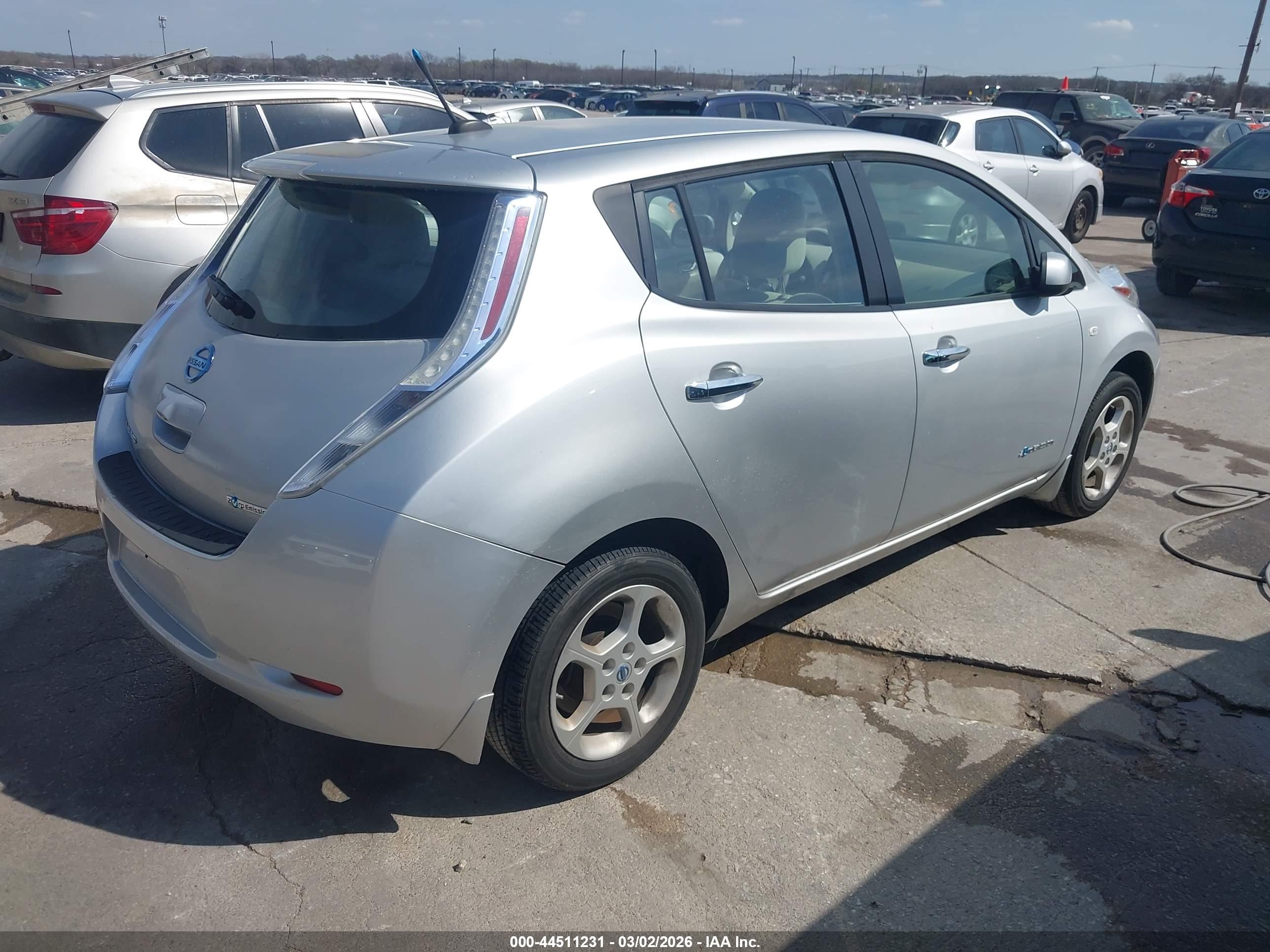 NISSAN LEAF image 4
