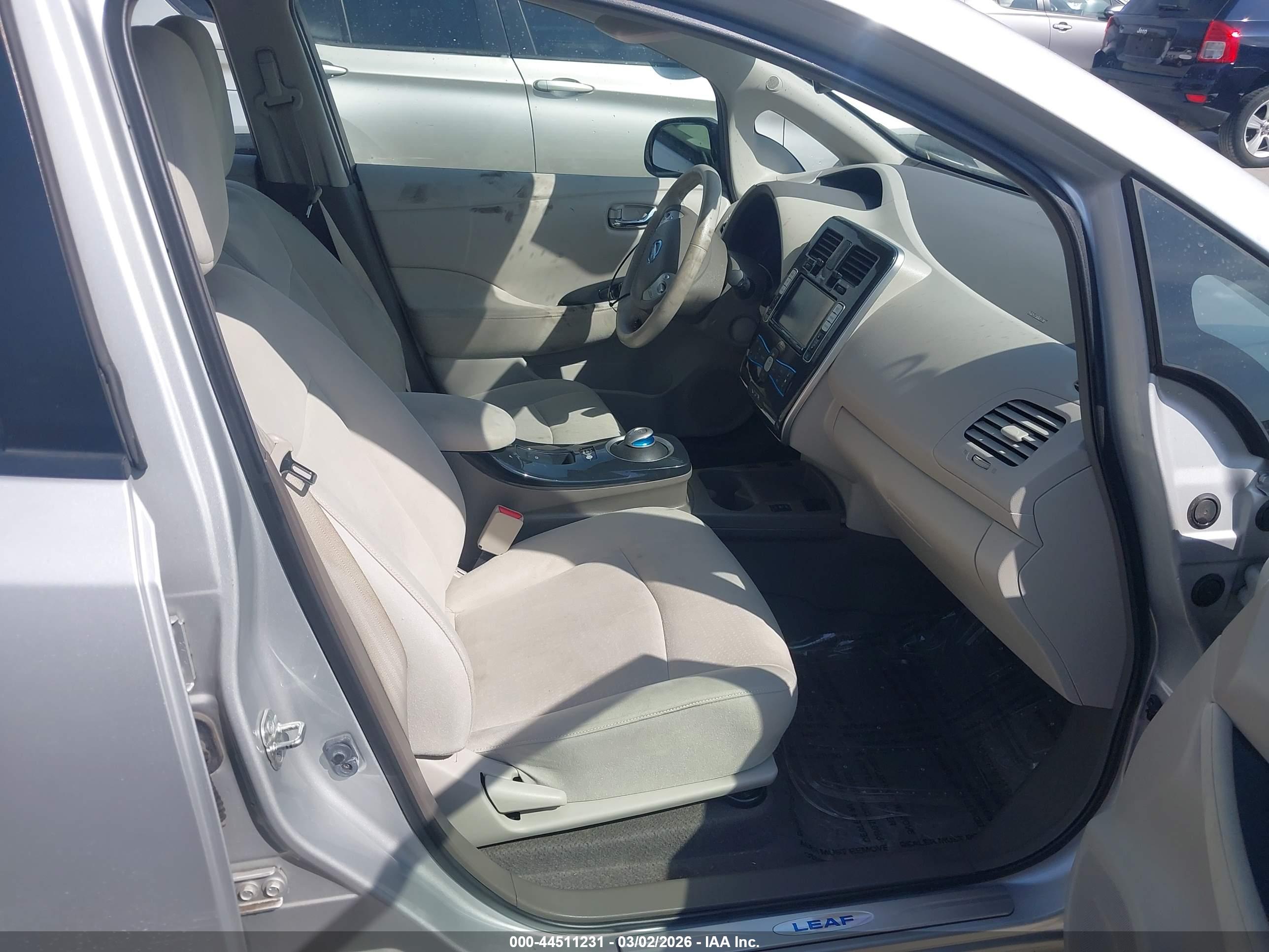 NISSAN LEAF image 5